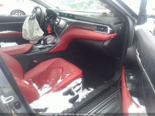 Photo 4 VIN: 4T1B61HK9JU157180 - TOYOTA CAMRY 