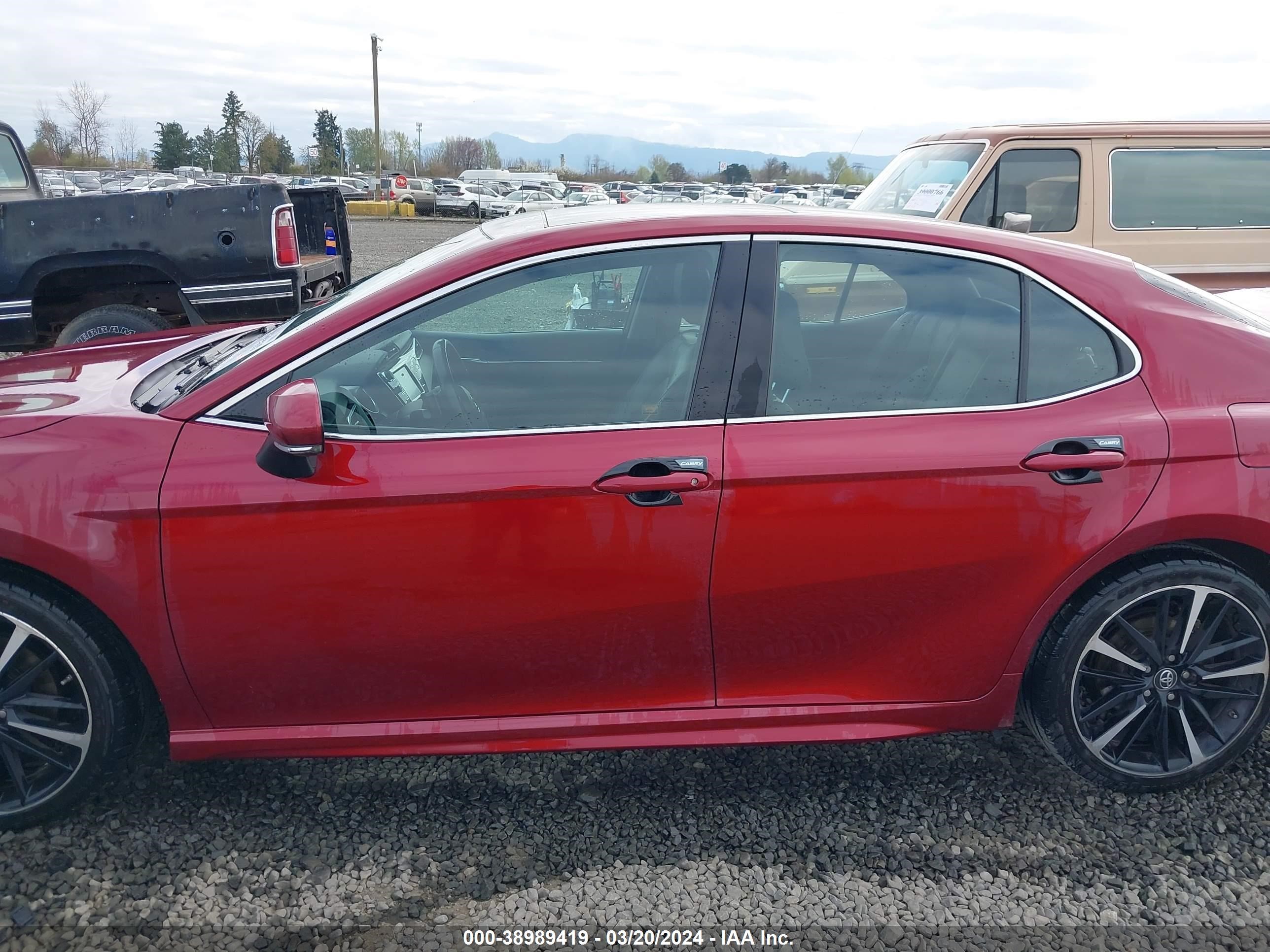 Photo 13 VIN: 4T1B61HK9JU592524 - TOYOTA CAMRY 