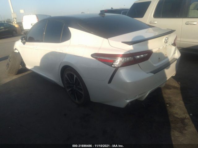 Photo 2 VIN: 4T1B61HK9JU673104 - TOYOTA CAMRY 