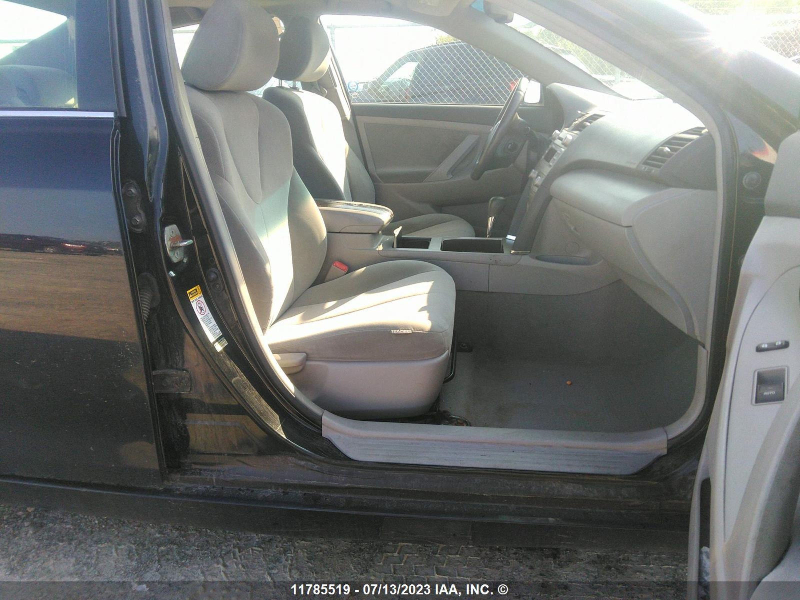 Photo 4 VIN: 4T1BB3EK2BU129752 - TOYOTA CAMRY 