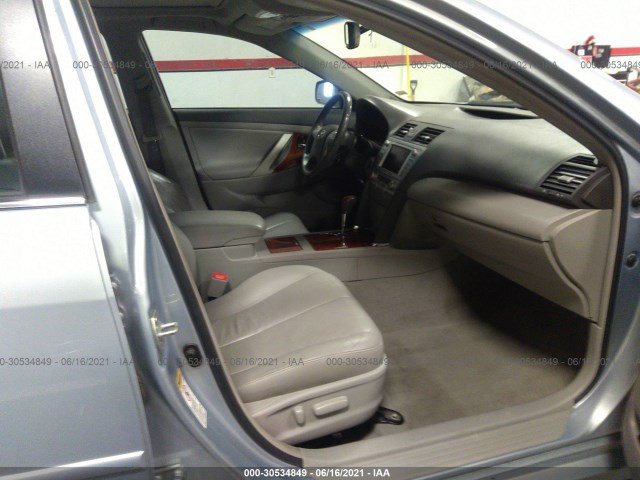 Photo 4 VIN: 4T1BB3EK3BU130103 - TOYOTA CAMRY HYBRID 