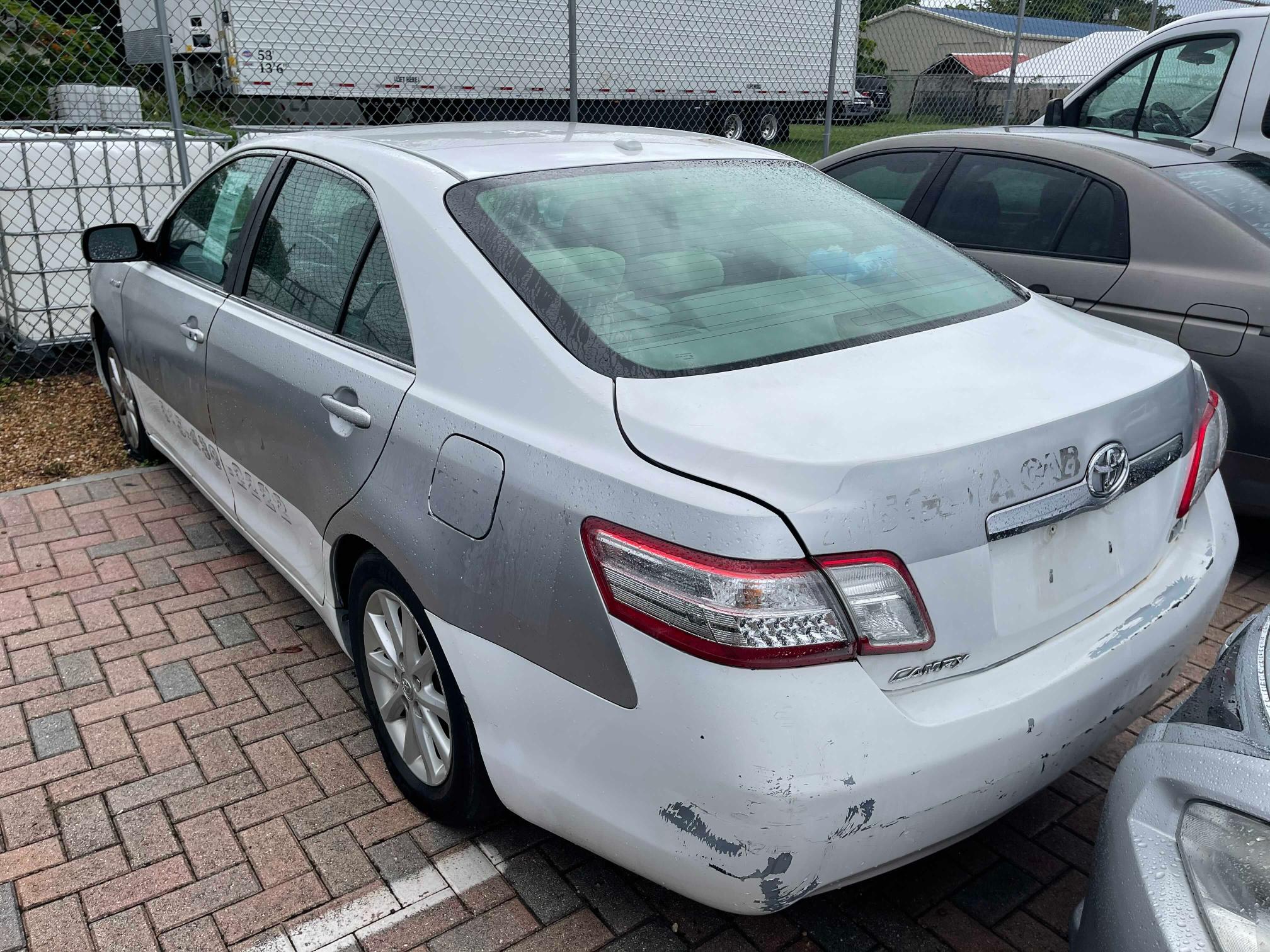 Photo 2 VIN: 4T1BB3EK4AU116824 - TOYOTA CAMRY HYBR 