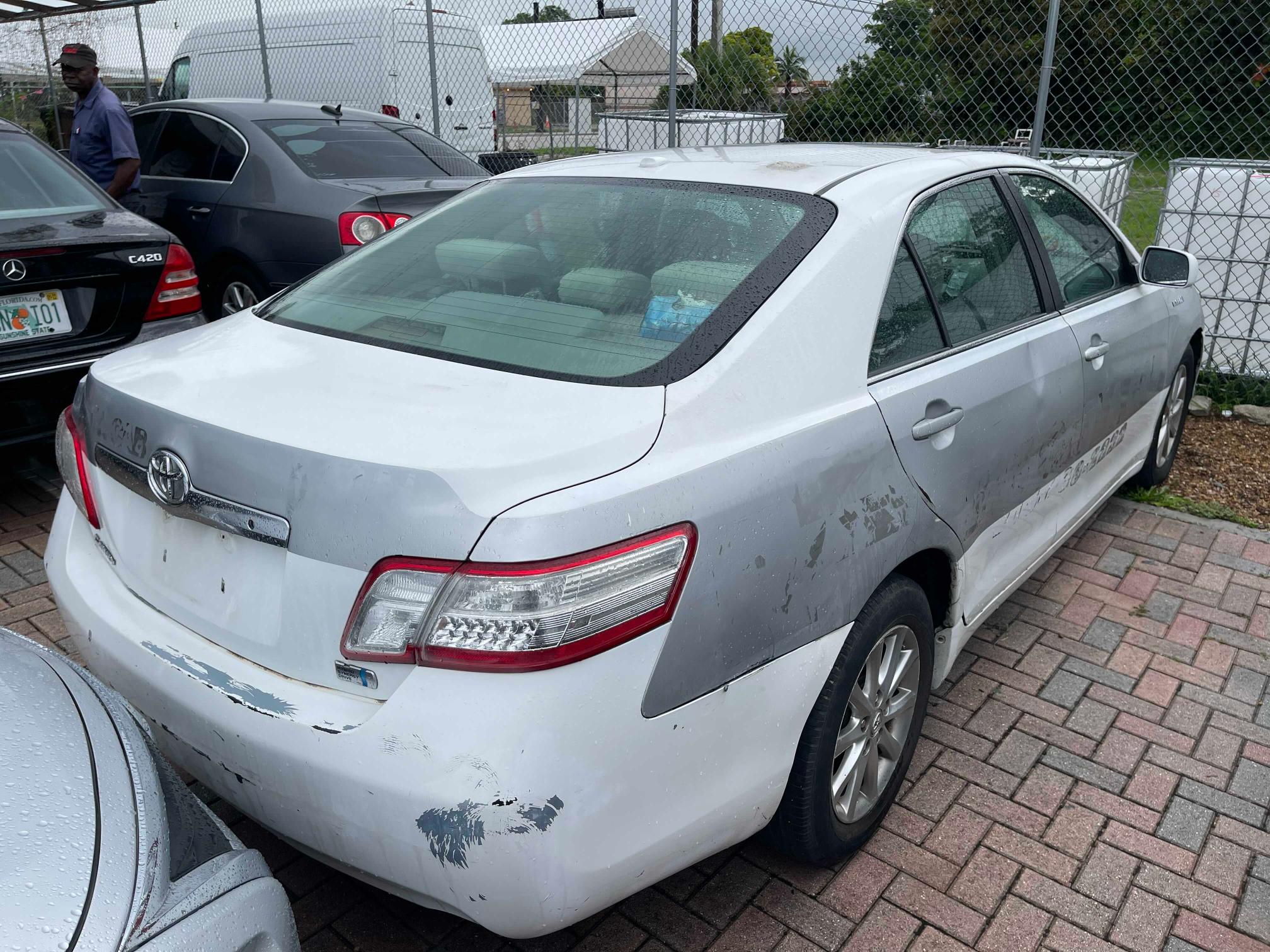 Photo 3 VIN: 4T1BB3EK4AU116824 - TOYOTA CAMRY HYBR 