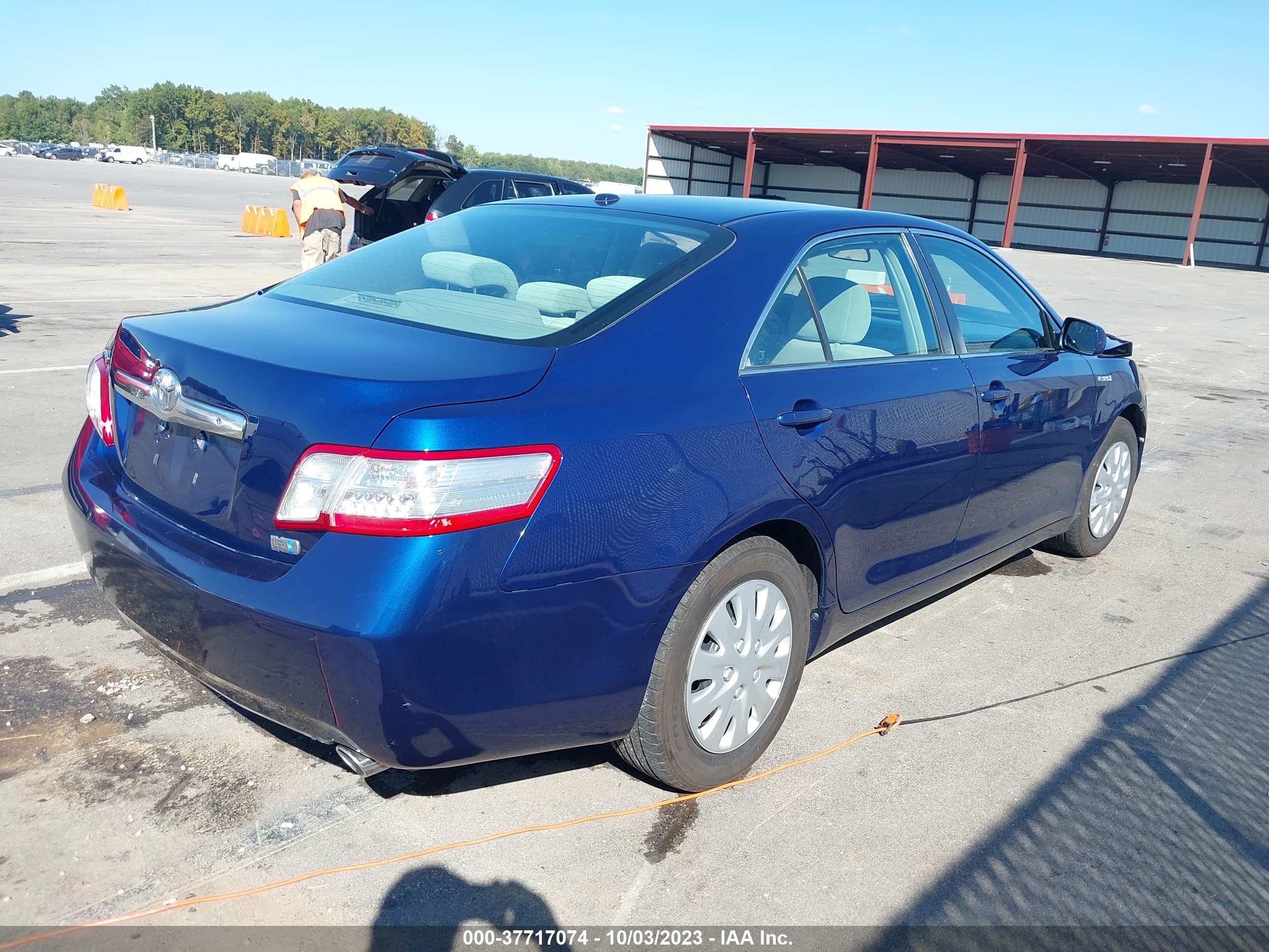 Photo 3 VIN: 4T1BB3EK4AU117682 - TOYOTA CAMRY 