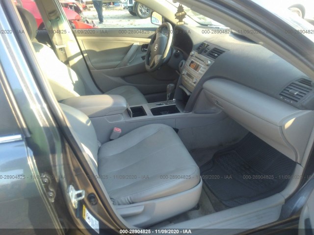 Photo 4 VIN: 4T1BB3EK5AU113401 - TOYOTA CAMRY HYBRID 