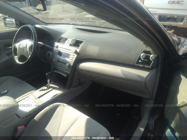 Photo 4 VIN: 4T1BB3EK5AU120610 - TOYOTA CAMRY HYBRID 