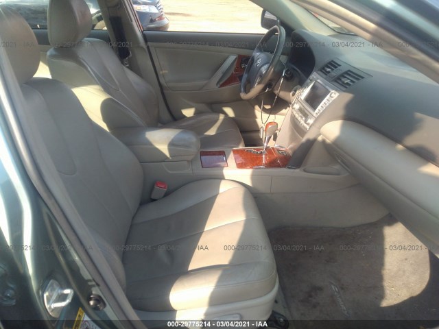 Photo 4 VIN: 4T1BB3EK7AU121015 - TOYOTA CAMRY HYBRID 