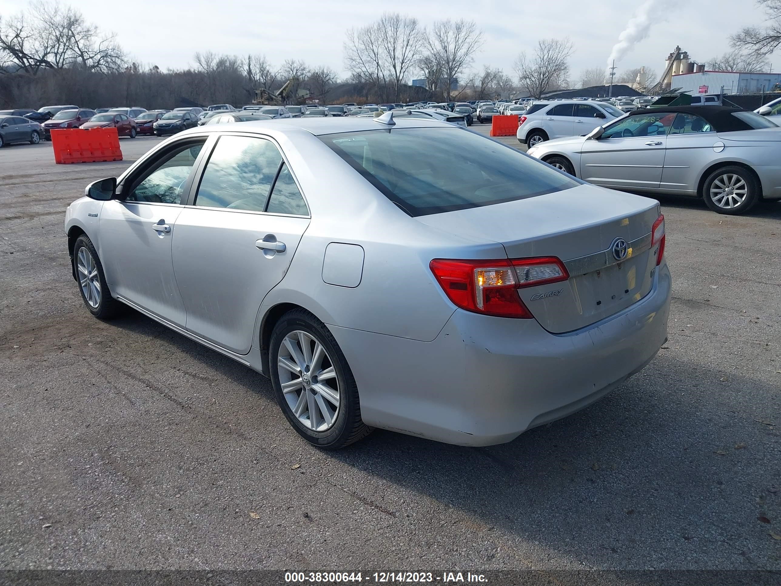 Photo 2 VIN: 4T1BD1FK3CU031490 - TOYOTA CAMRY 