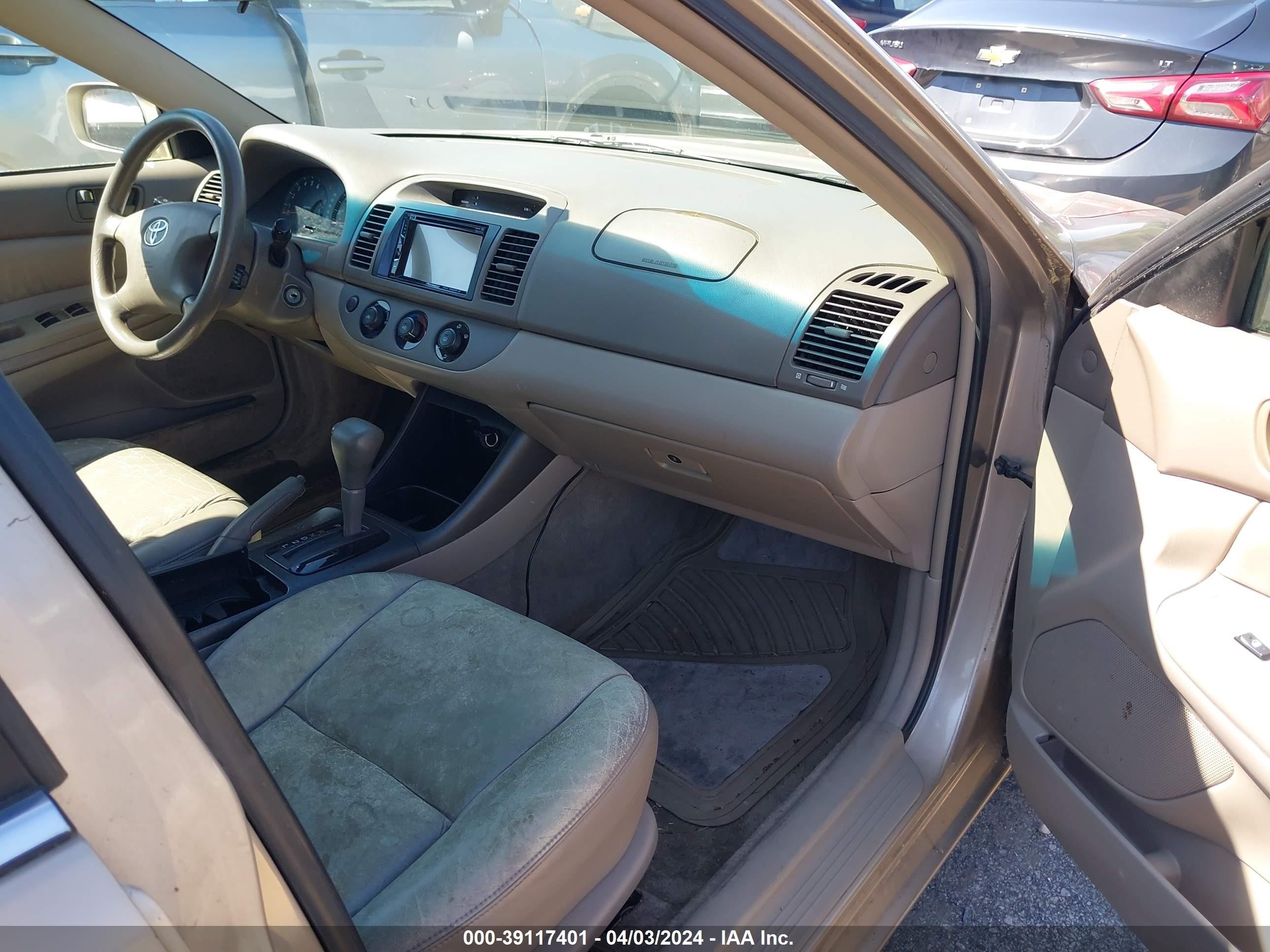 Photo 4 VIN: 4T1BE32K02U021769 - TOYOTA CAMRY 