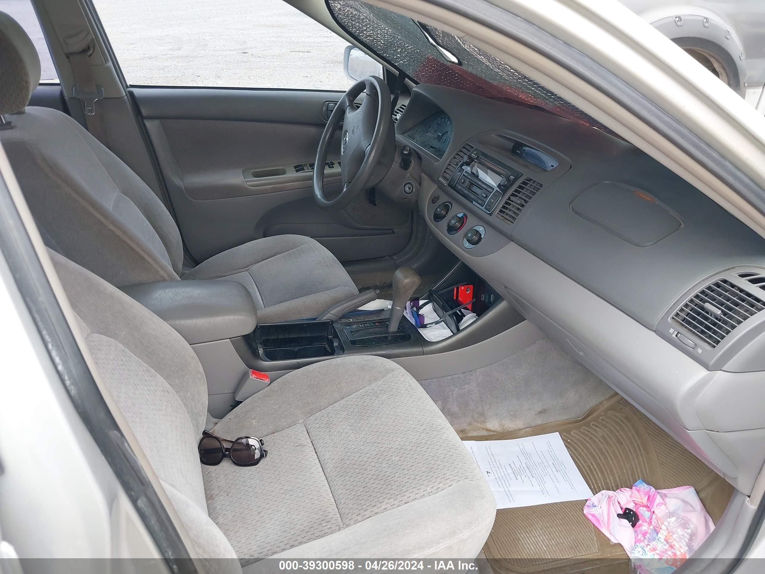 Photo 4 VIN: 4T1BE32K02U039849 - TOYOTA CAMRY 