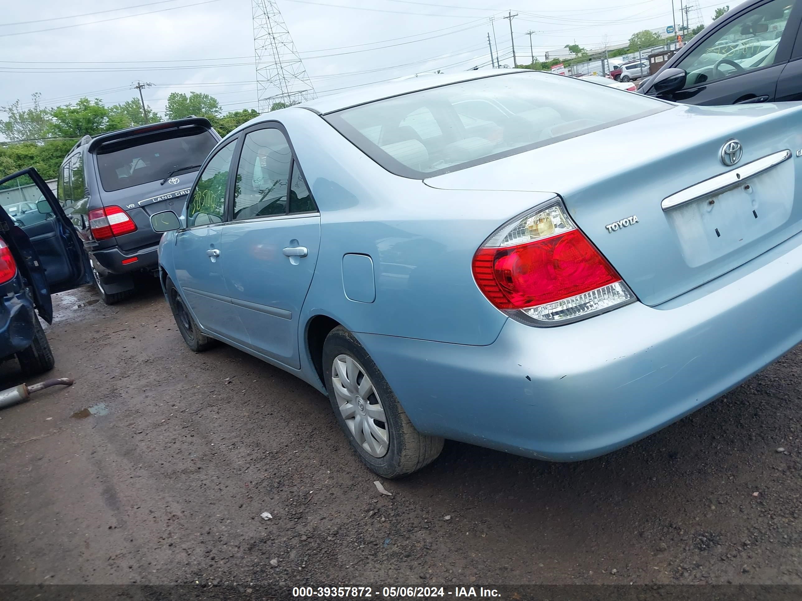 Photo 2 VIN: 4T1BE32K05U556170 - TOYOTA CAMRY 