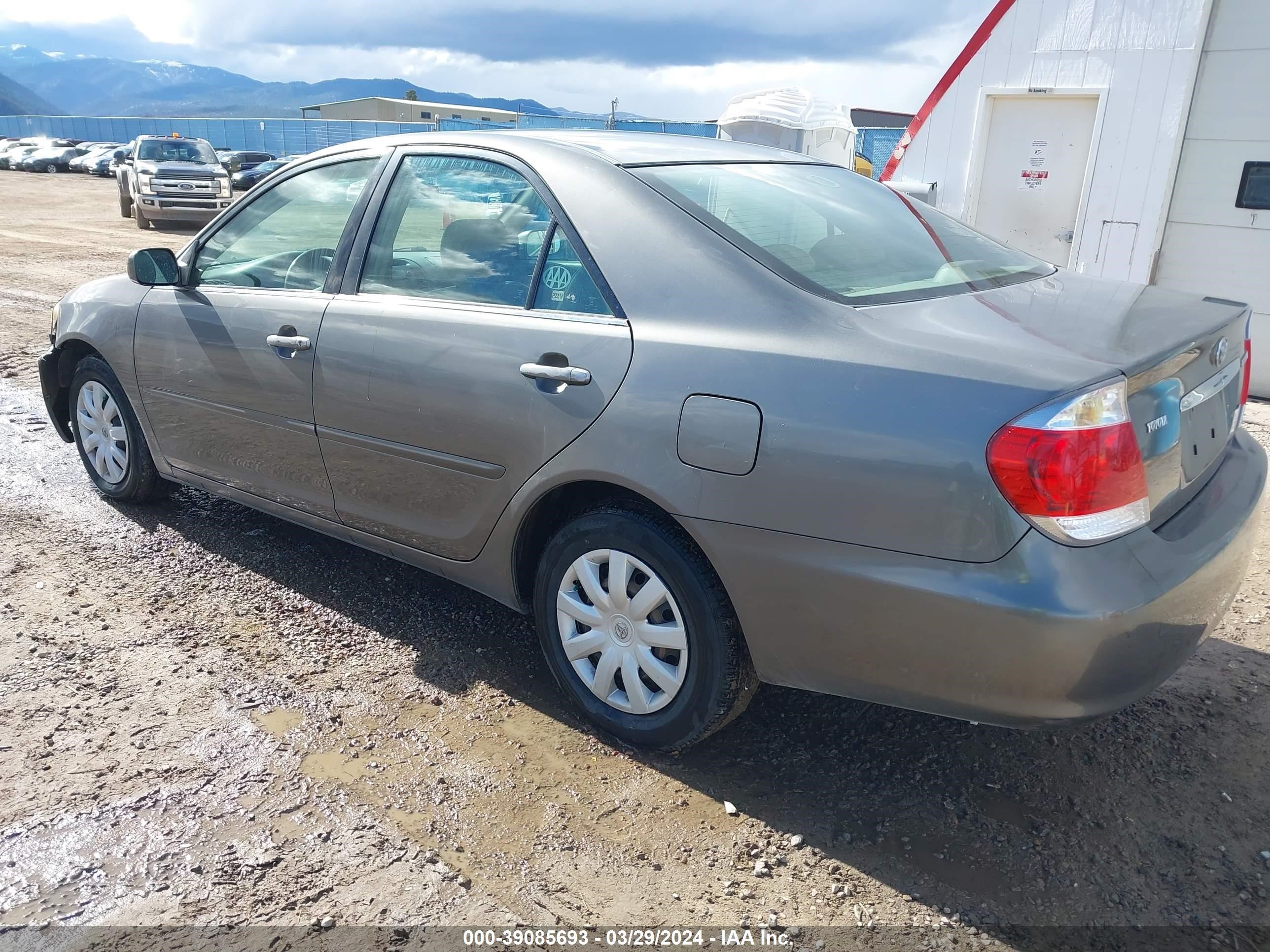 Photo 2 VIN: 4T1BE32K05U588679 - TOYOTA CAMRY 