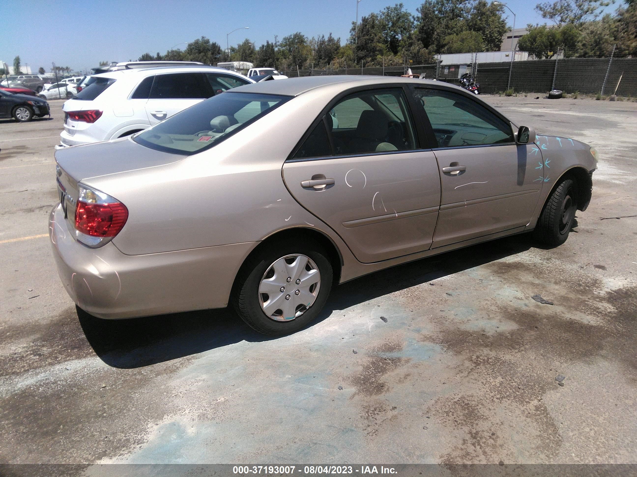 Photo 3 VIN: 4T1BE32K15U556307 - TOYOTA CAMRY 