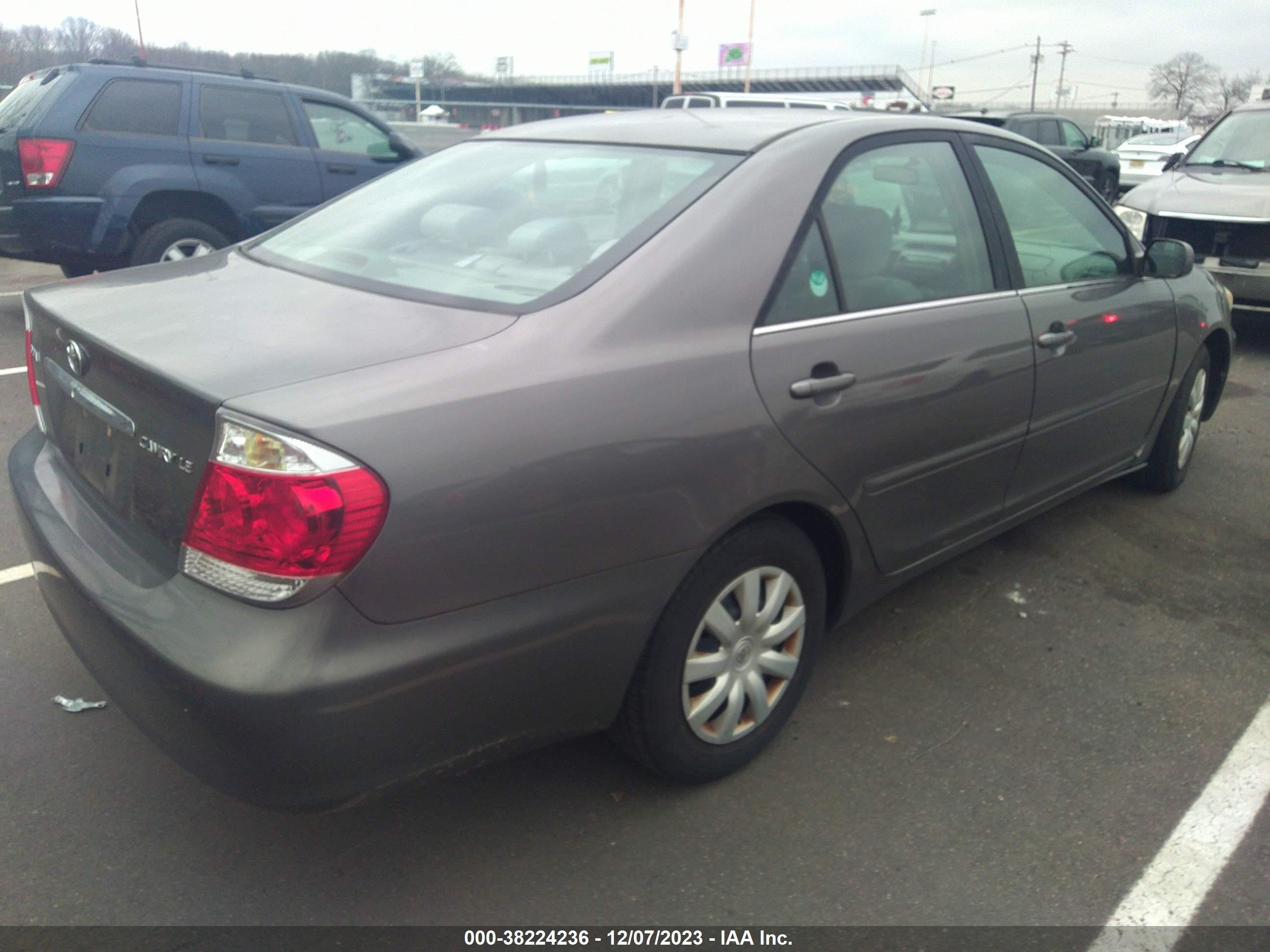 Photo 3 VIN: 4T1BE32K16U695368 - TOYOTA CAMRY 