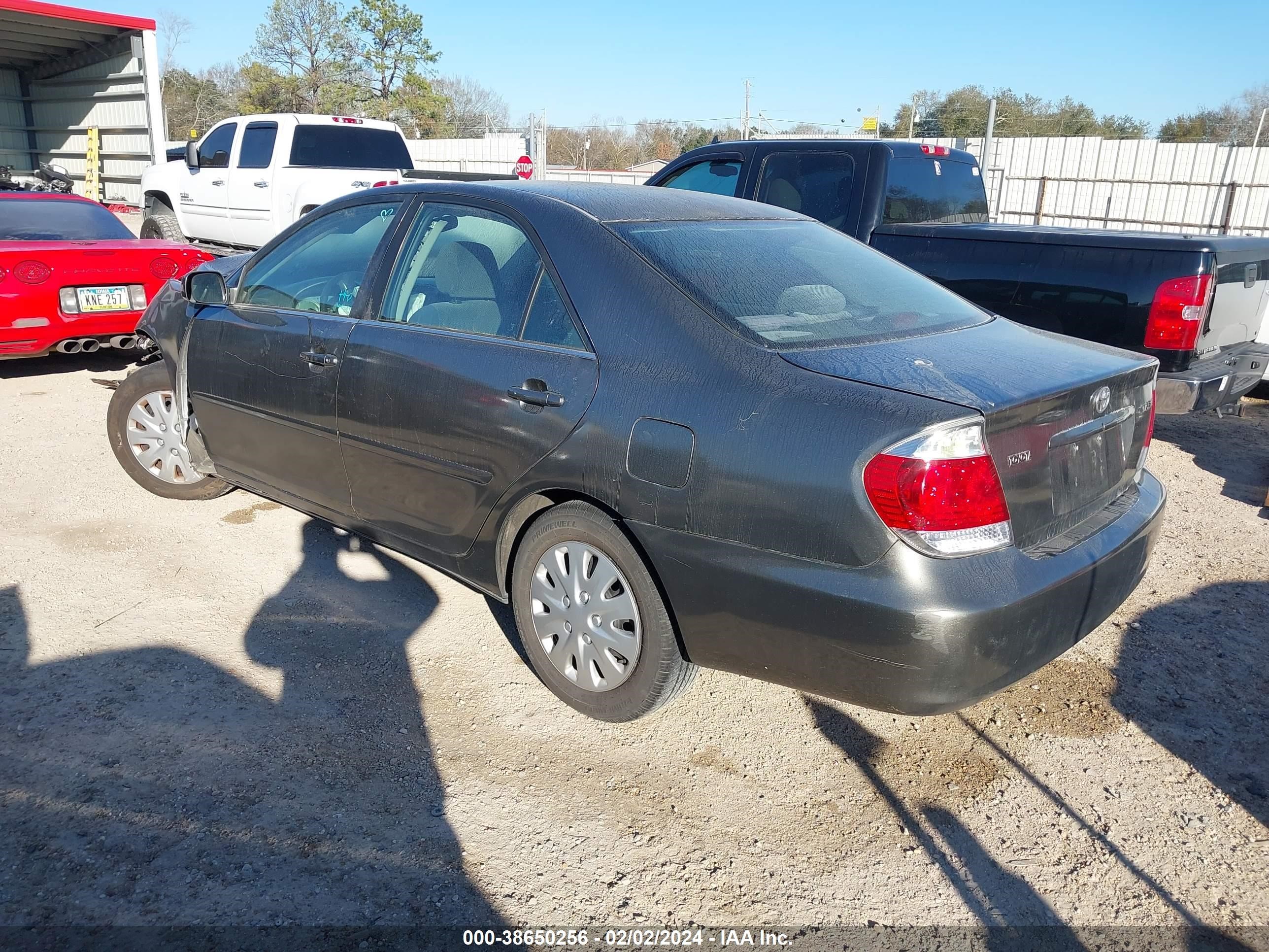 Photo 2 VIN: 4T1BE32K24U858526 - TOYOTA CAMRY 