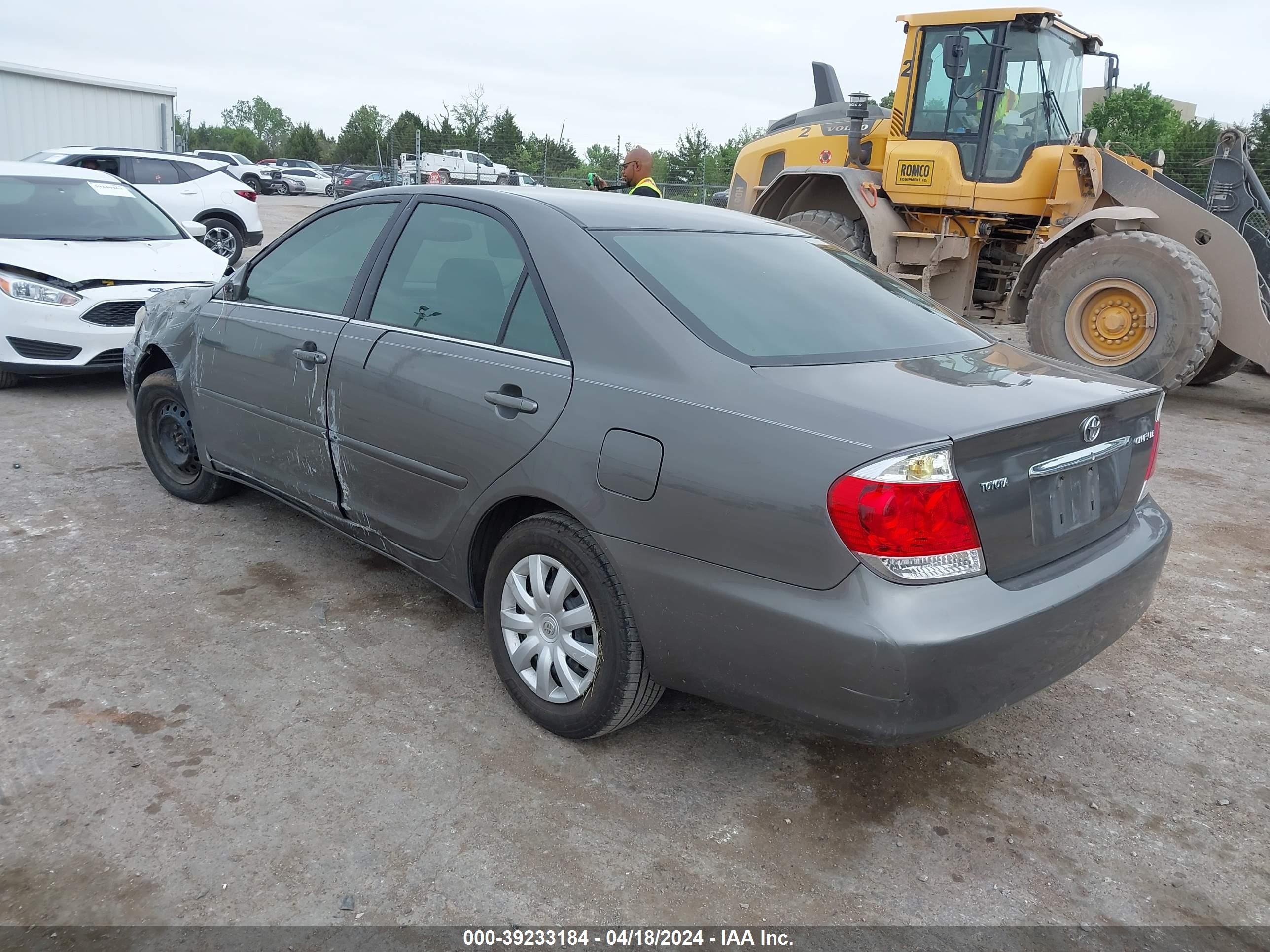 Photo 2 VIN: 4T1BE32K25U517838 - TOYOTA CAMRY 