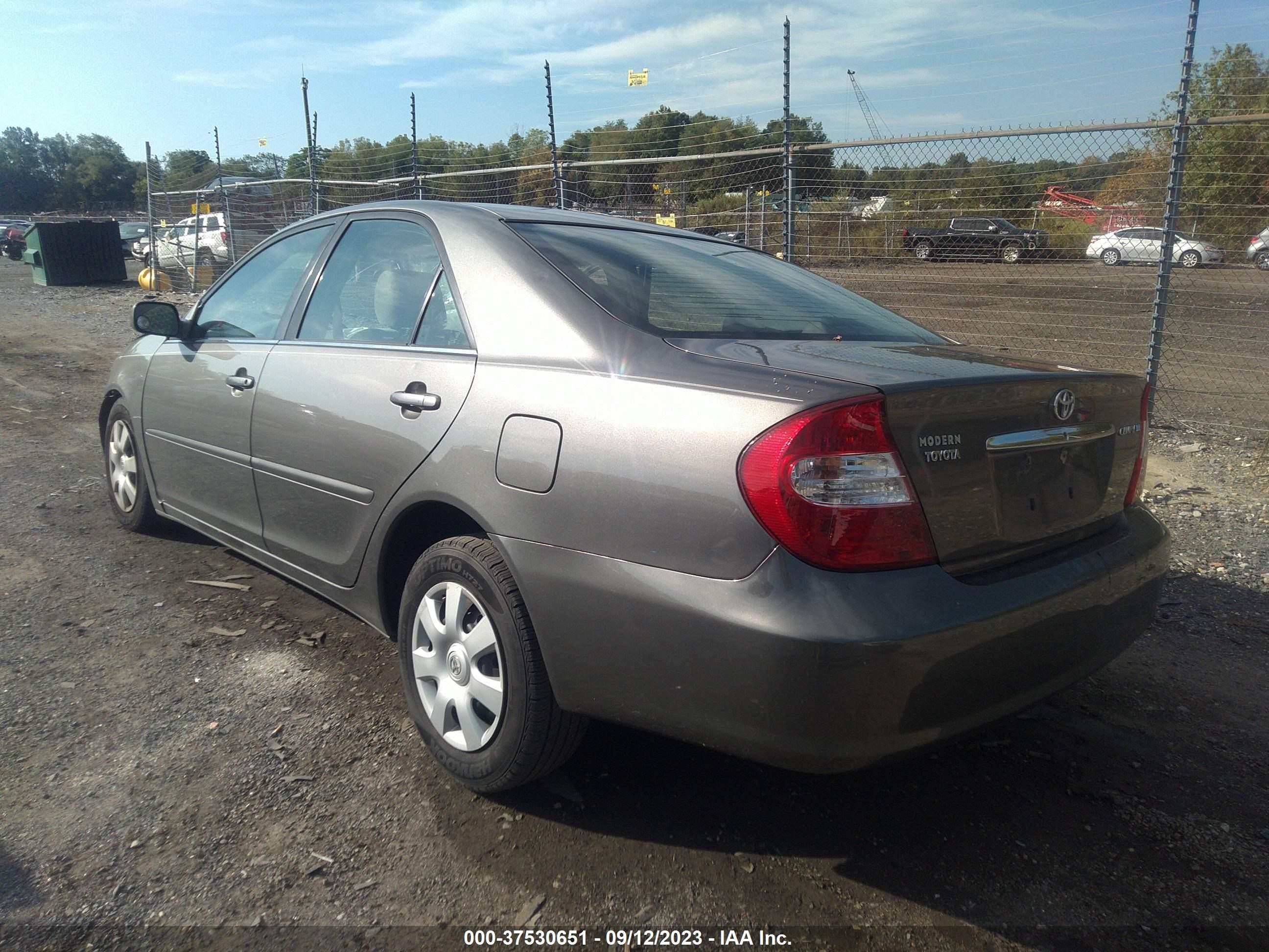 Photo 2 VIN: 4T1BE32K33U675828 - TOYOTA CAMRY 