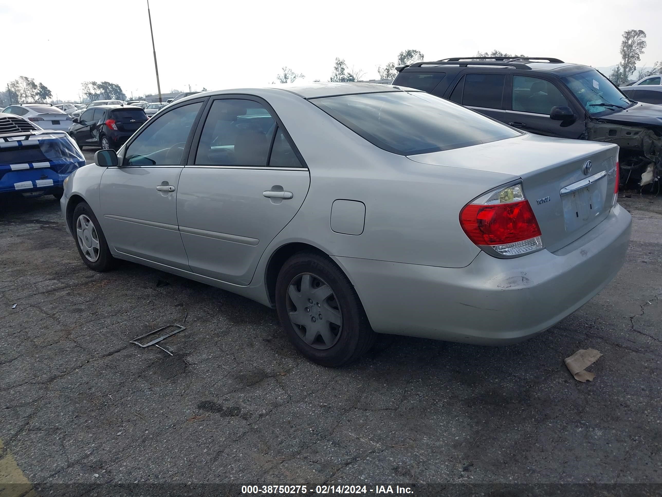 Photo 2 VIN: 4T1BE32K35U074261 - TOYOTA CAMRY 