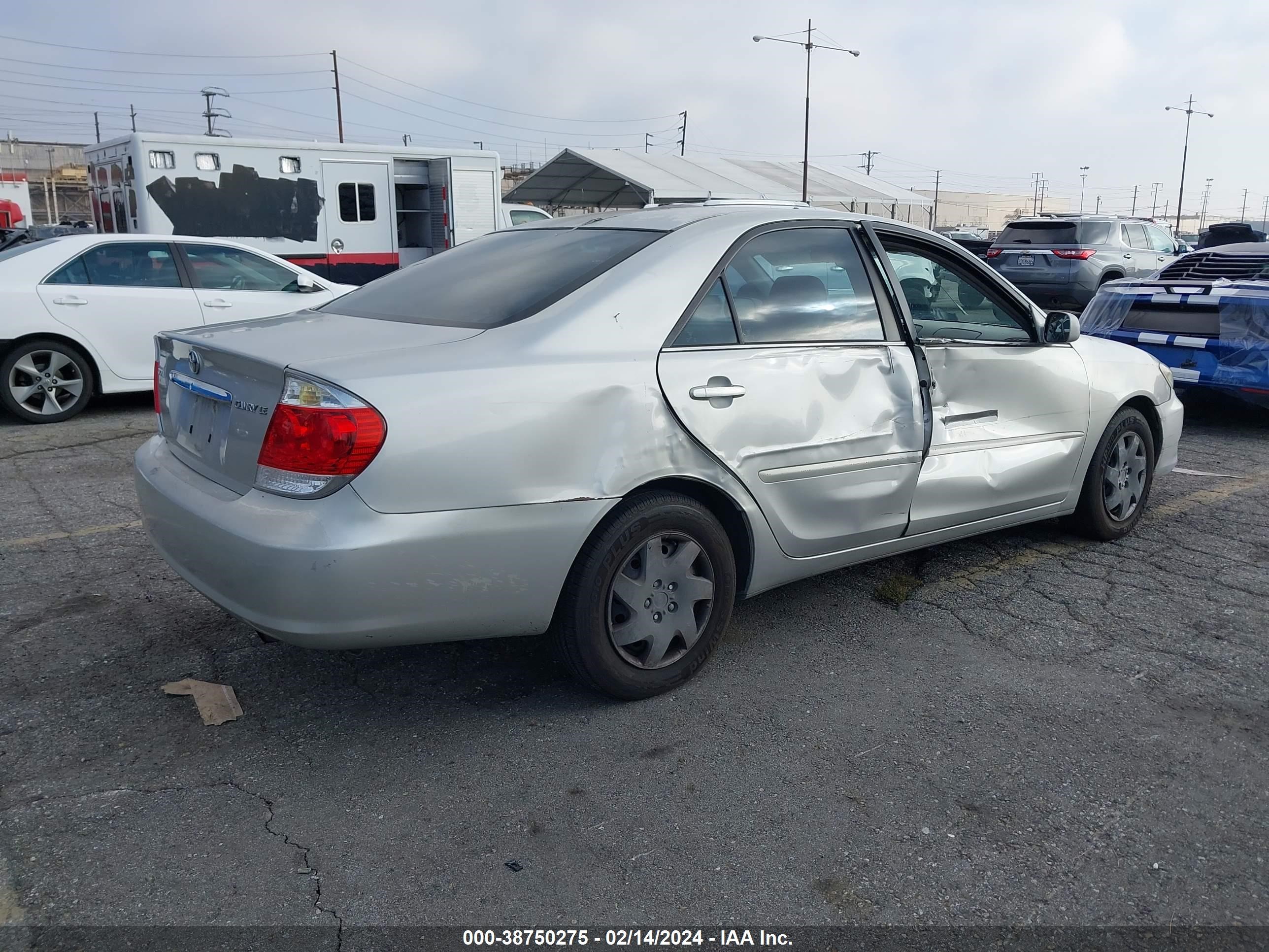 Photo 3 VIN: 4T1BE32K35U074261 - TOYOTA CAMRY 