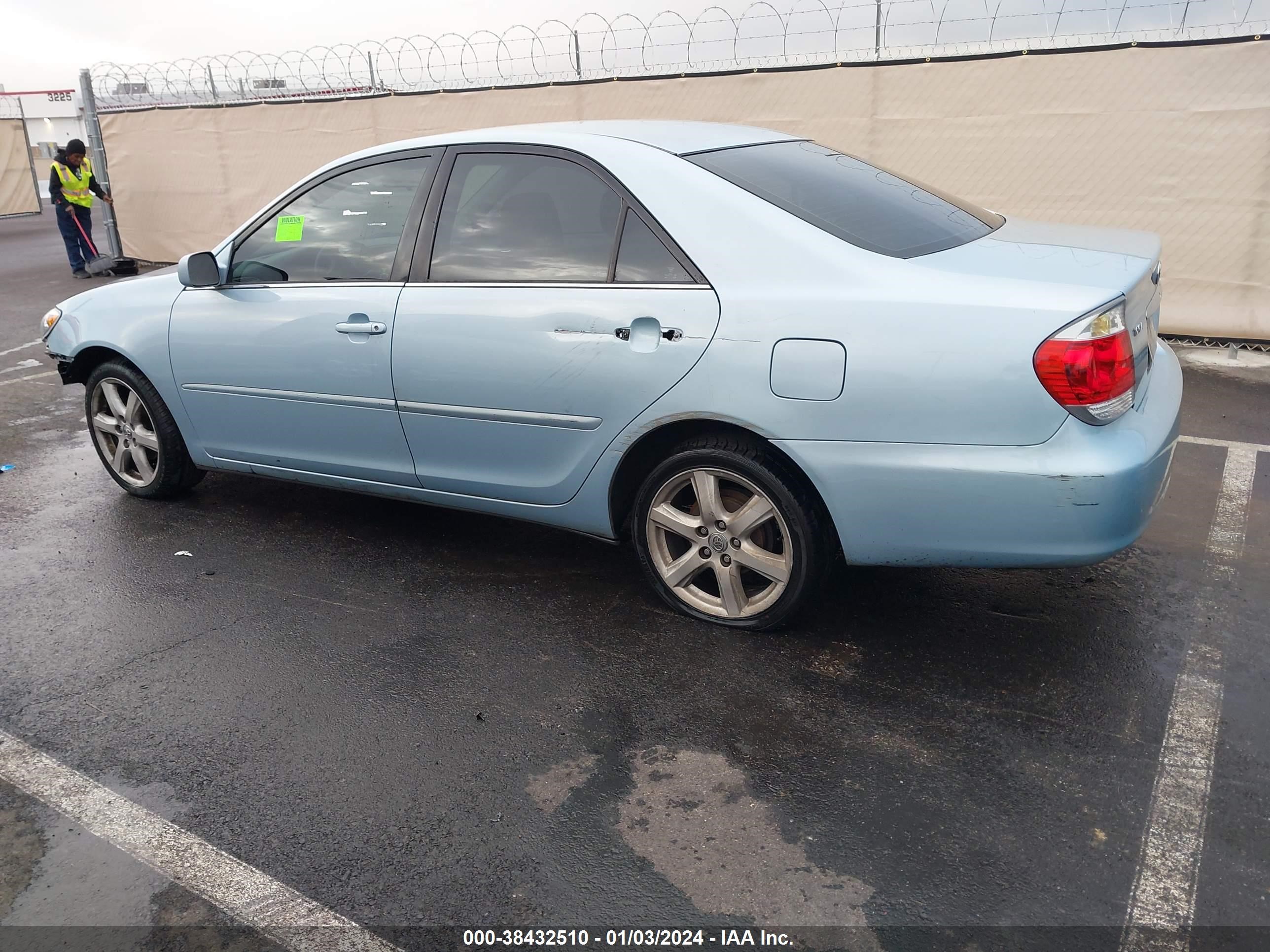 Photo 2 VIN: 4T1BE32K35U578745 - TOYOTA CAMRY 