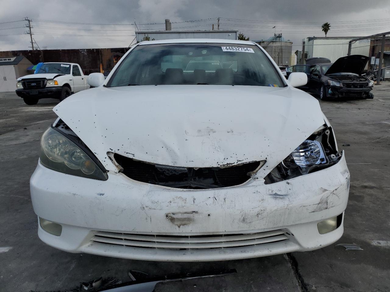 Photo 4 VIN: 4T1BE32K45U557628 - TOYOTA CAMRY 