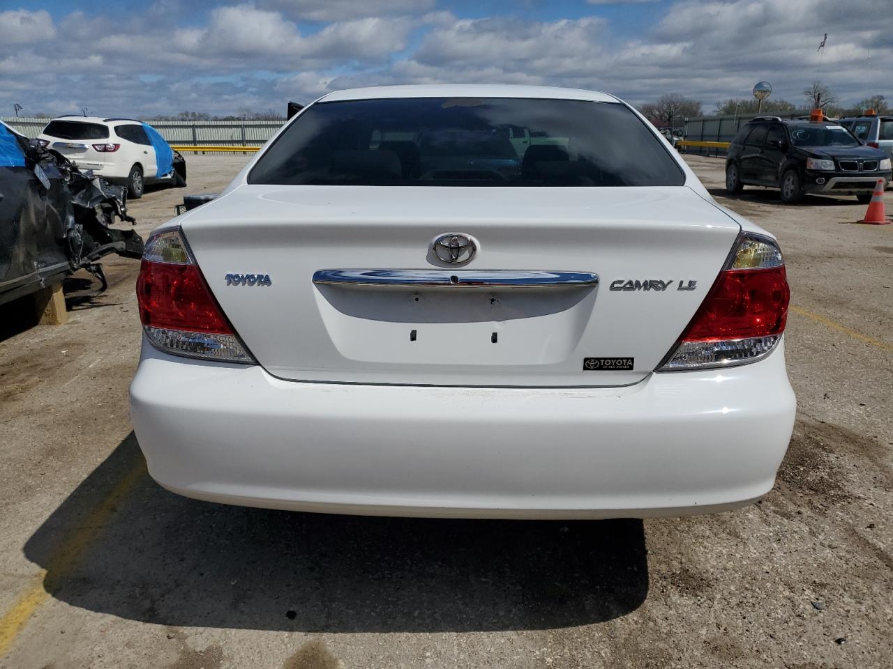 Photo 5 VIN: 4T1BE32K45U590211 - TOYOTA CAMRY 