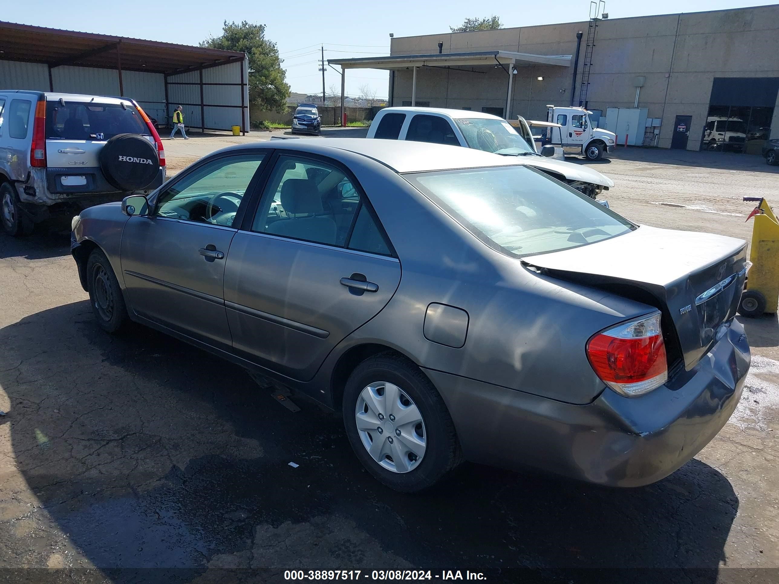 Photo 2 VIN: 4T1BE32K46U650165 - TOYOTA CAMRY 