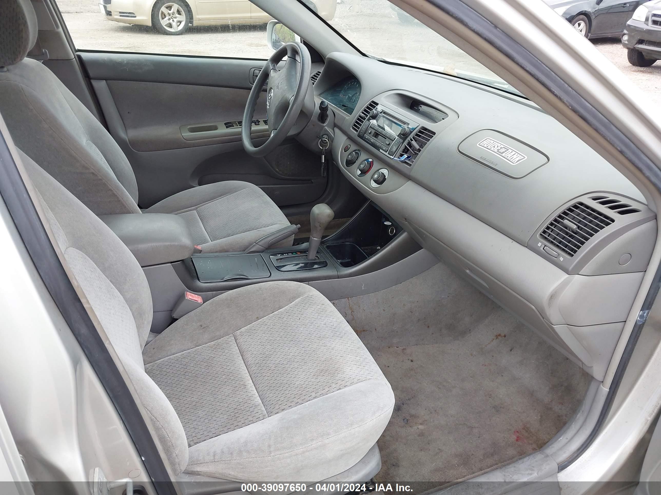 Photo 4 VIN: 4T1BE32K52U008581 - TOYOTA CAMRY 