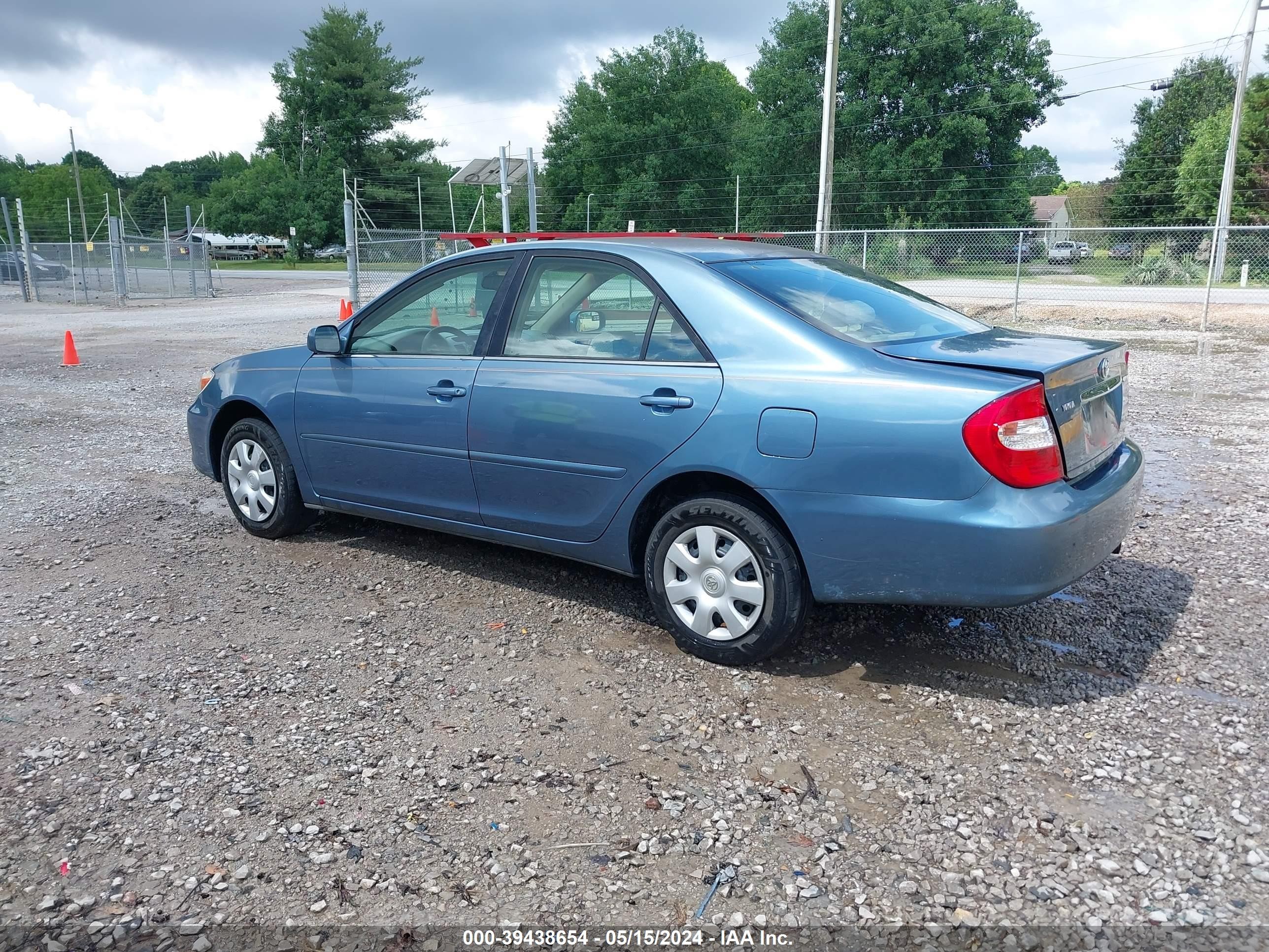 Photo 2 VIN: 4T1BE32K52U537979 - TOYOTA CAMRY 