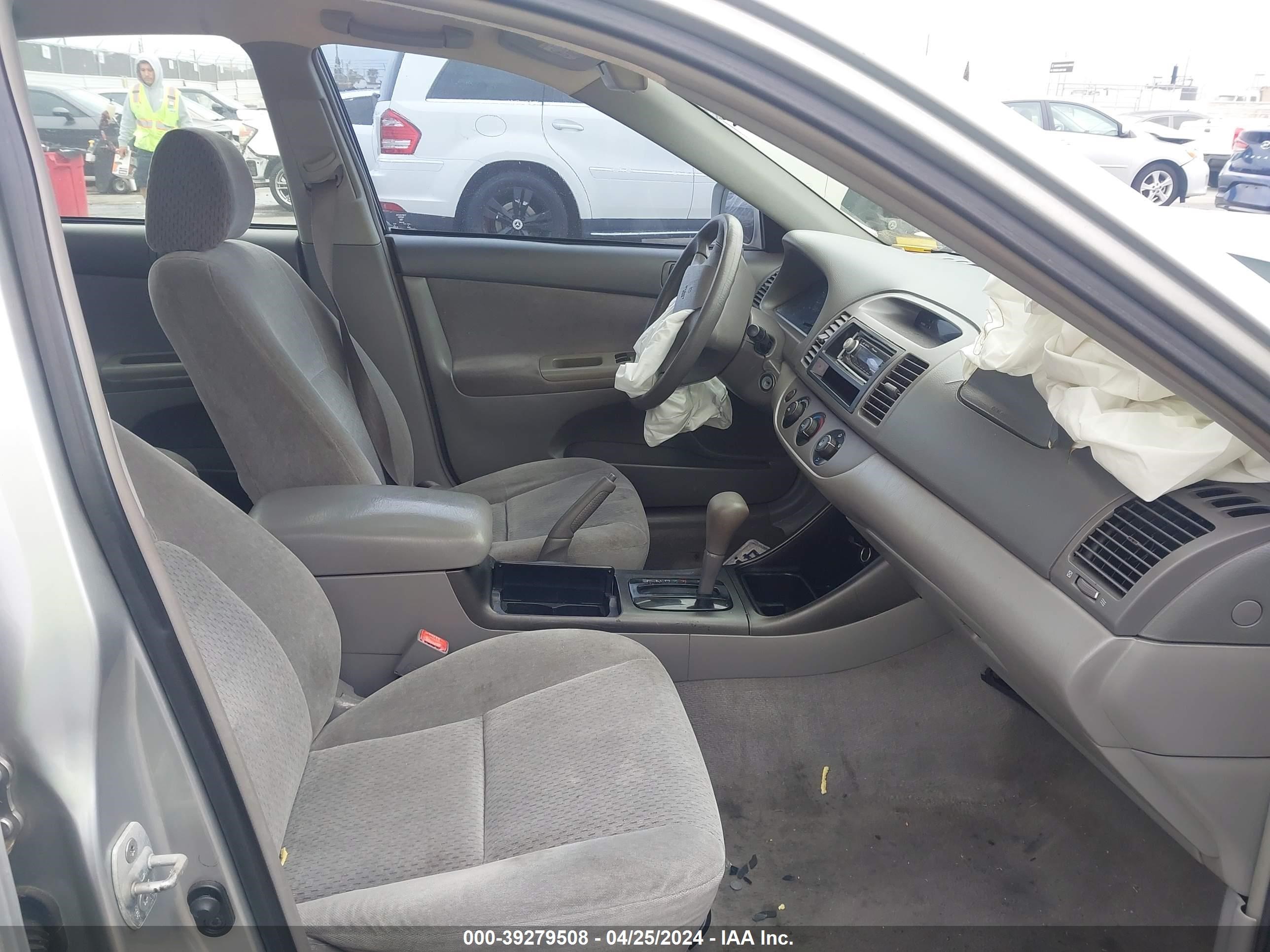 Photo 4 VIN: 4T1BE32K52U566270 - TOYOTA CAMRY 