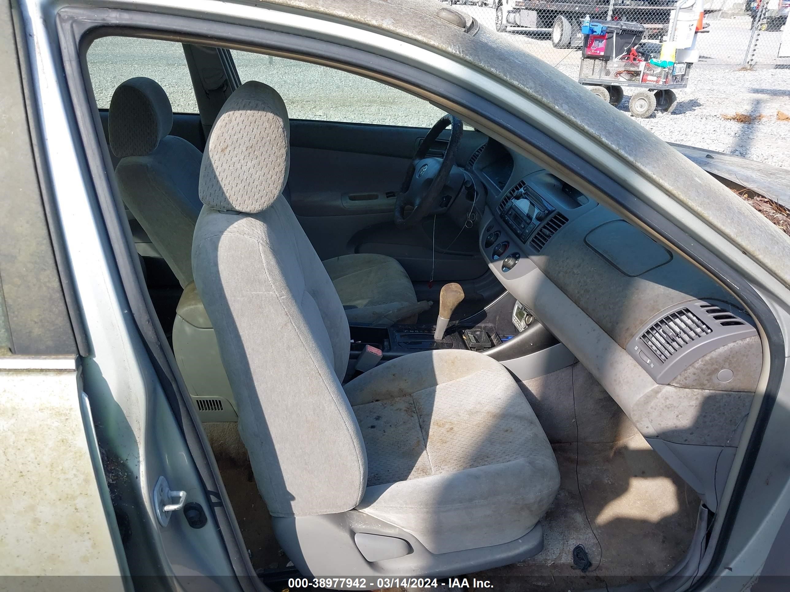 Photo 4 VIN: 4T1BE32K52U603818 - TOYOTA CAMRY 