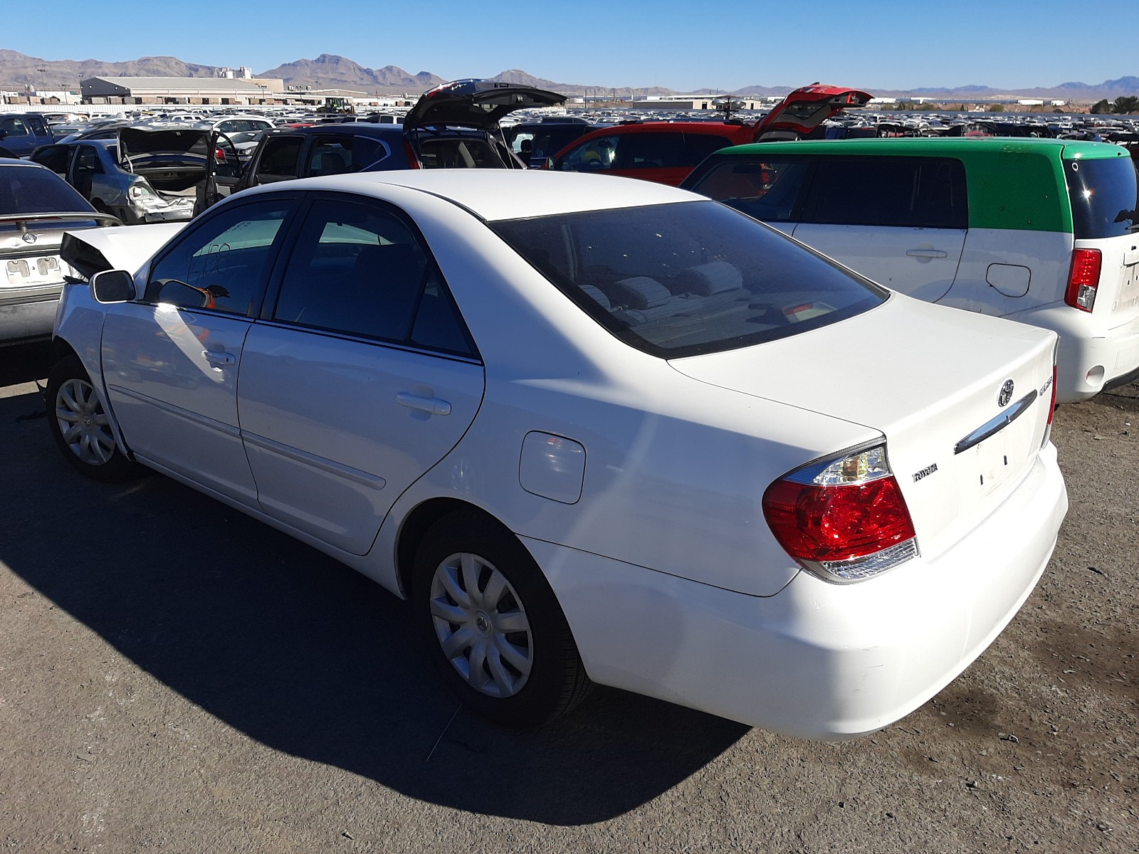 Photo 2 VIN: 4T1BE32K55U012568 - TOYOTA CAMRY LE 