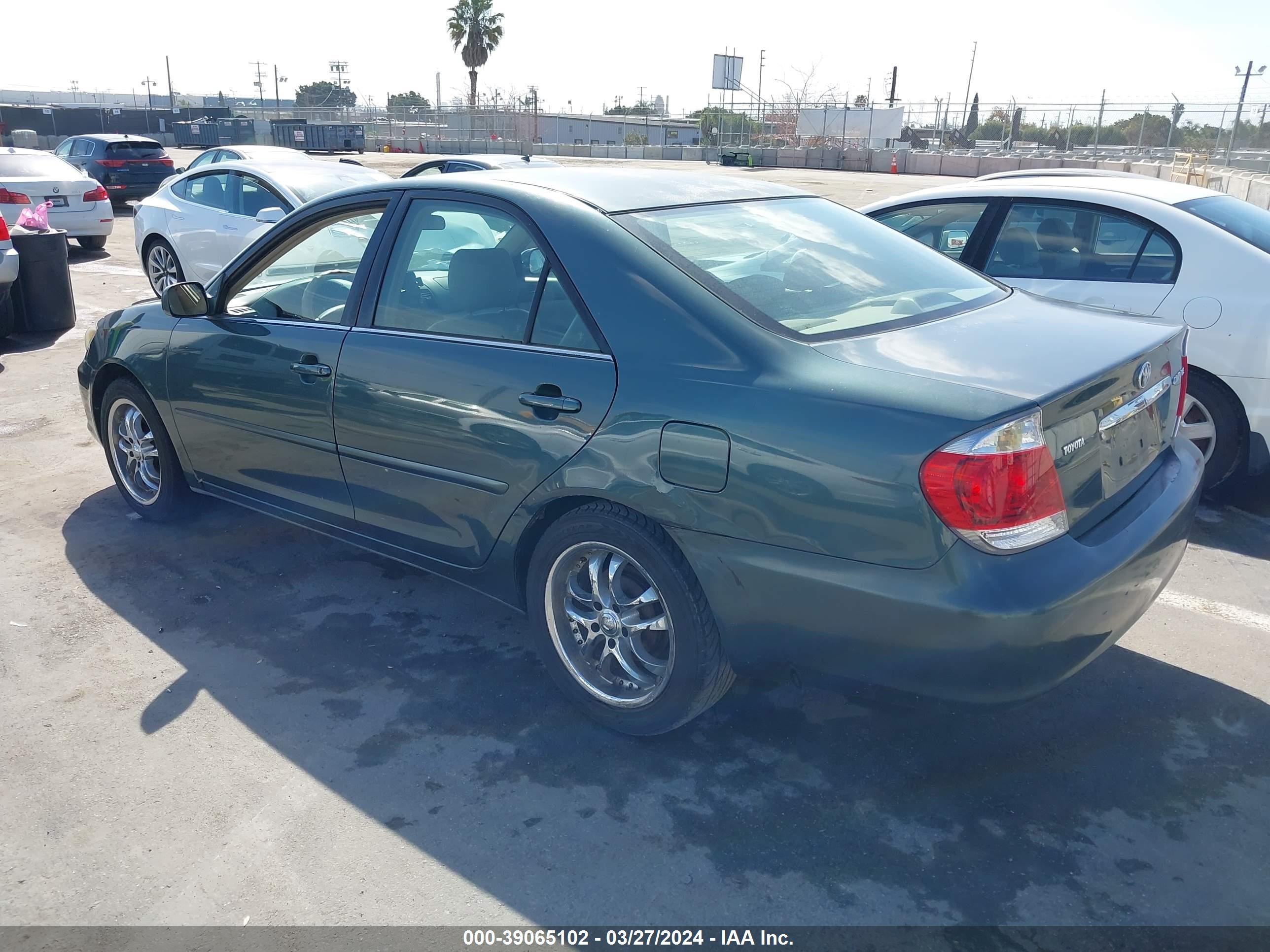 Photo 2 VIN: 4T1BE32K55U014501 - TOYOTA CAMRY 