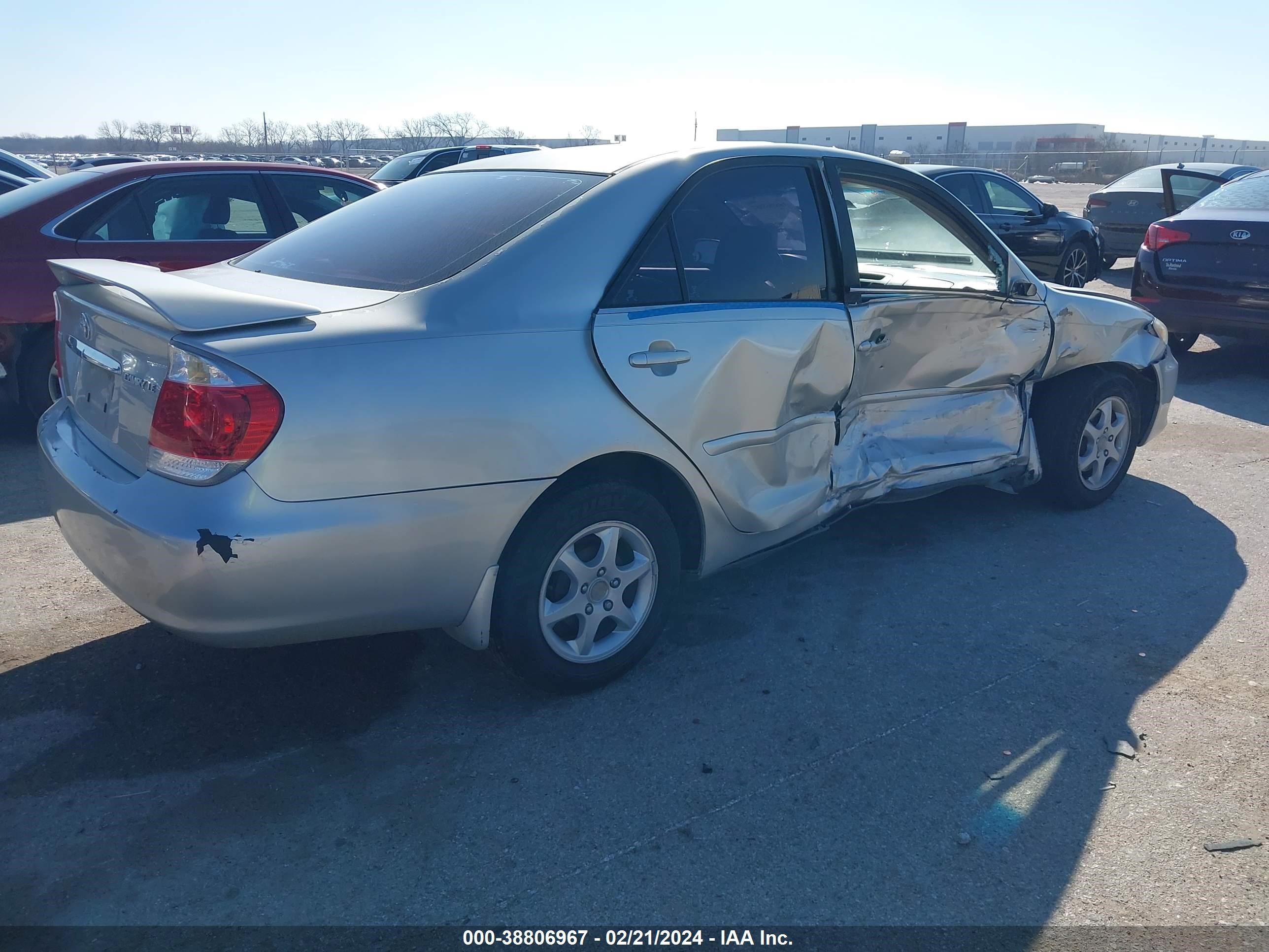 Photo 3 VIN: 4T1BE32K55U021660 - TOYOTA CAMRY 