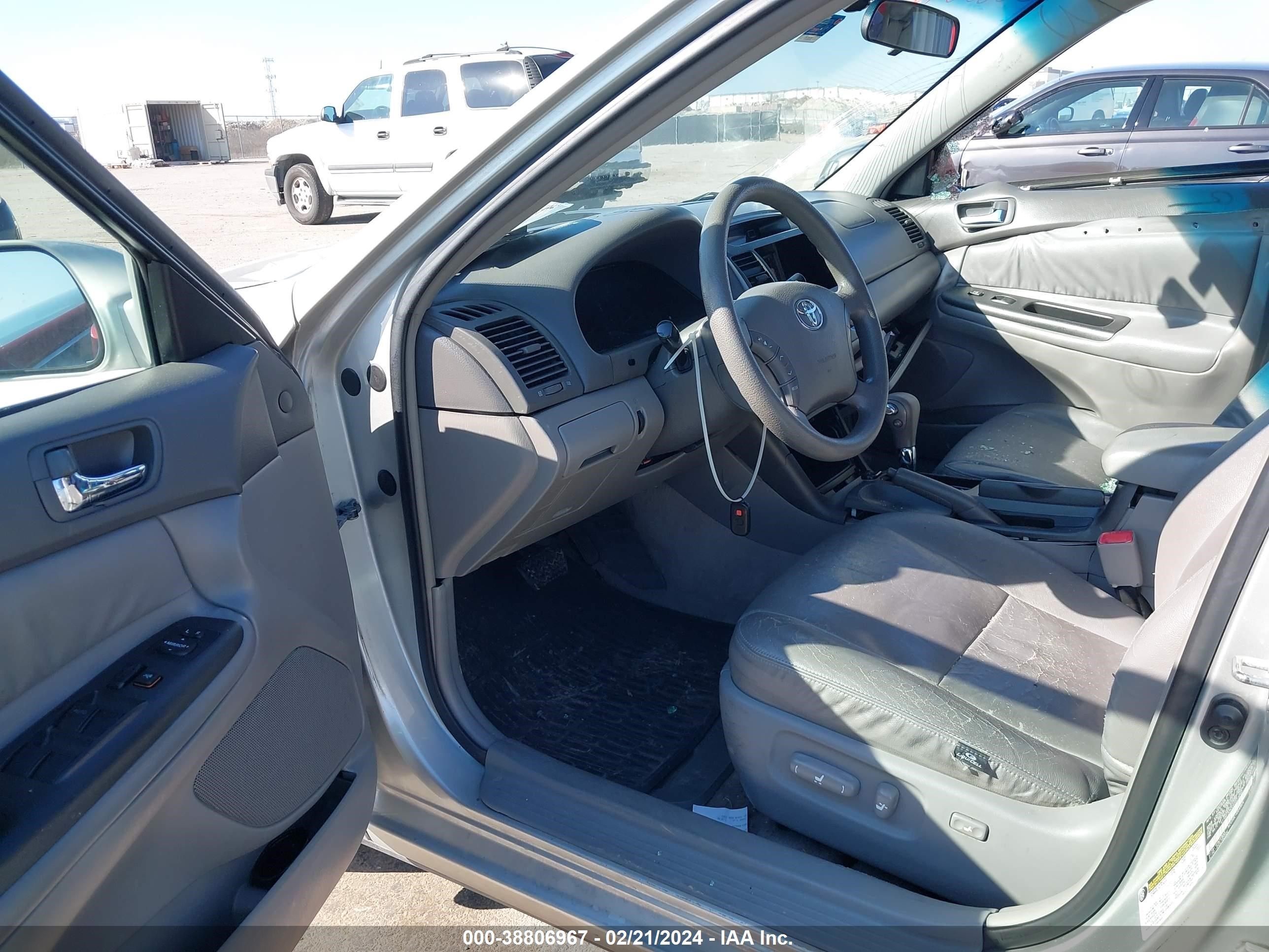 Photo 4 VIN: 4T1BE32K55U021660 - TOYOTA CAMRY 