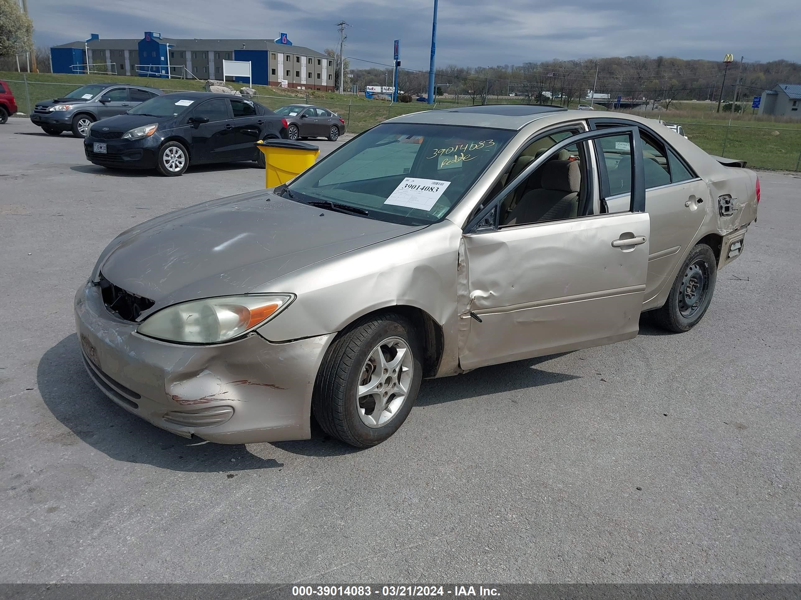 Photo 1 VIN: 4T1BE32K62U548411 - TOYOTA CAMRY 