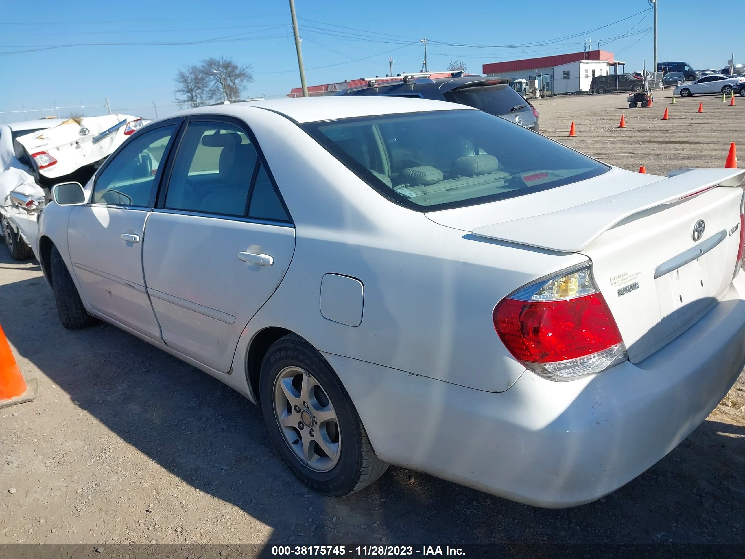 Photo 2 VIN: 4T1BE32K66U684267 - TOYOTA CAMRY 