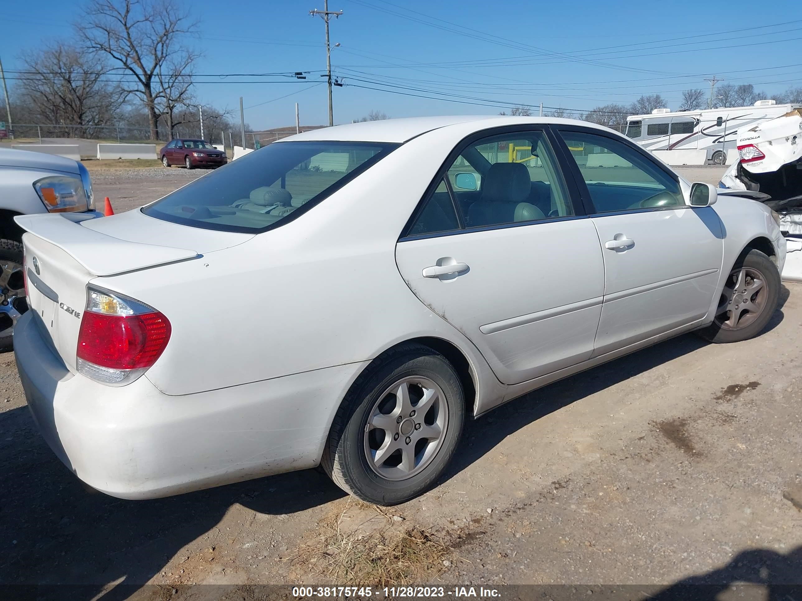 Photo 3 VIN: 4T1BE32K66U684267 - TOYOTA CAMRY 