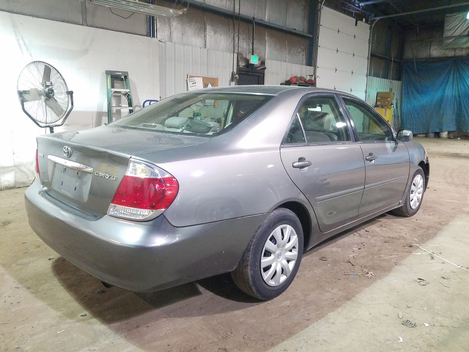 Photo 3 VIN: 4T1BE32K66U724136 - TOYOTA CAMRY LE 