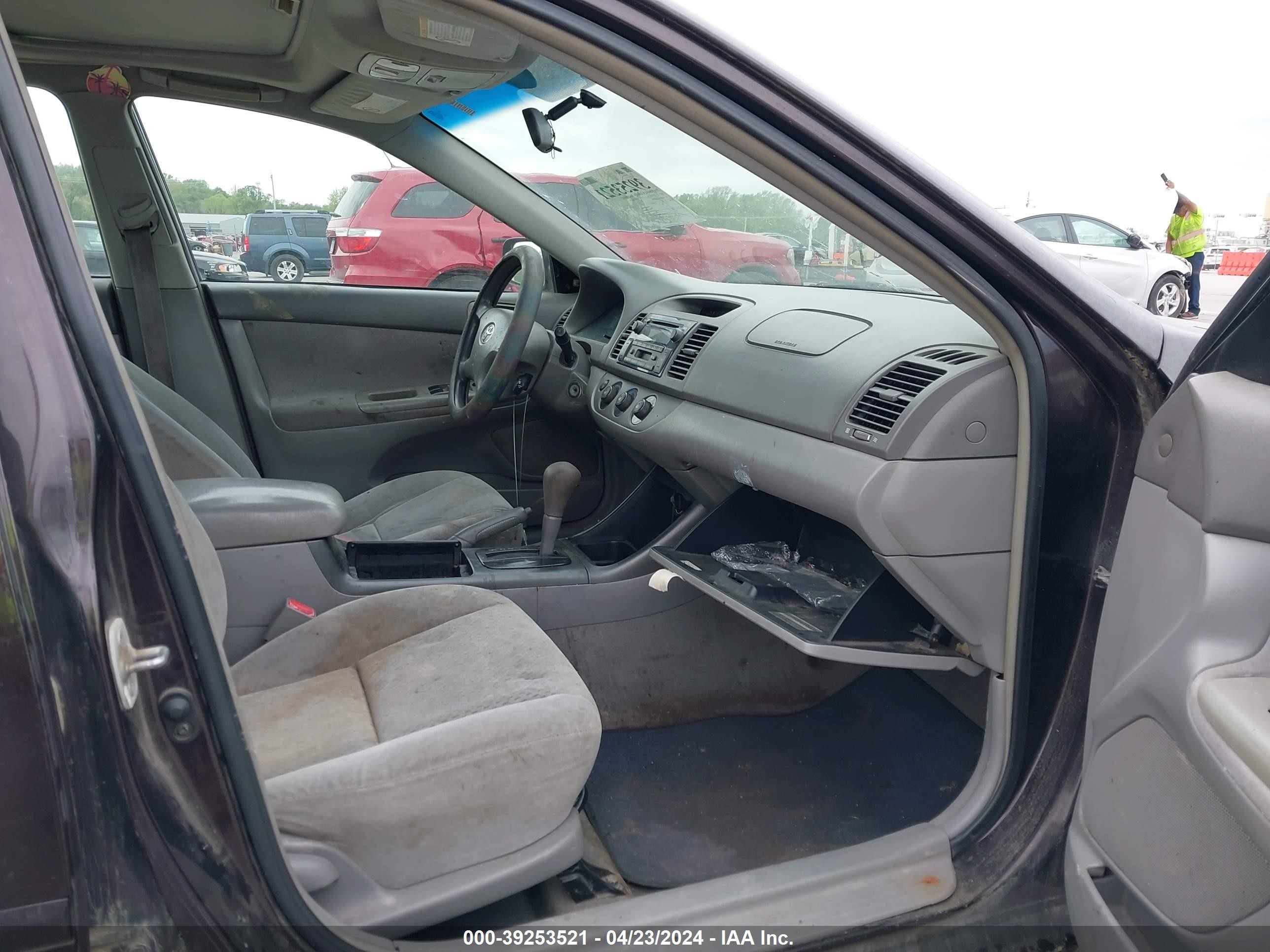 Photo 4 VIN: 4T1BE32K72U507320 - TOYOTA CAMRY 