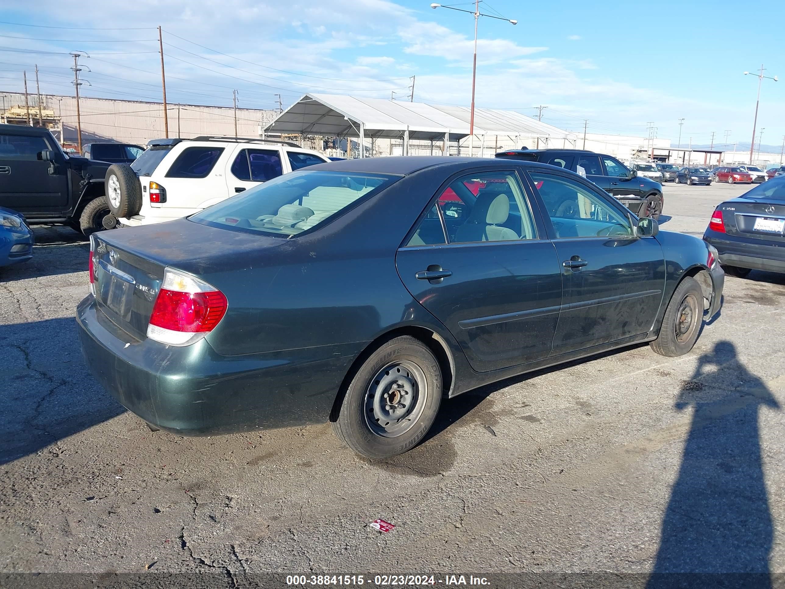 Photo 3 VIN: 4T1BE32K75U018677 - TOYOTA CAMRY 