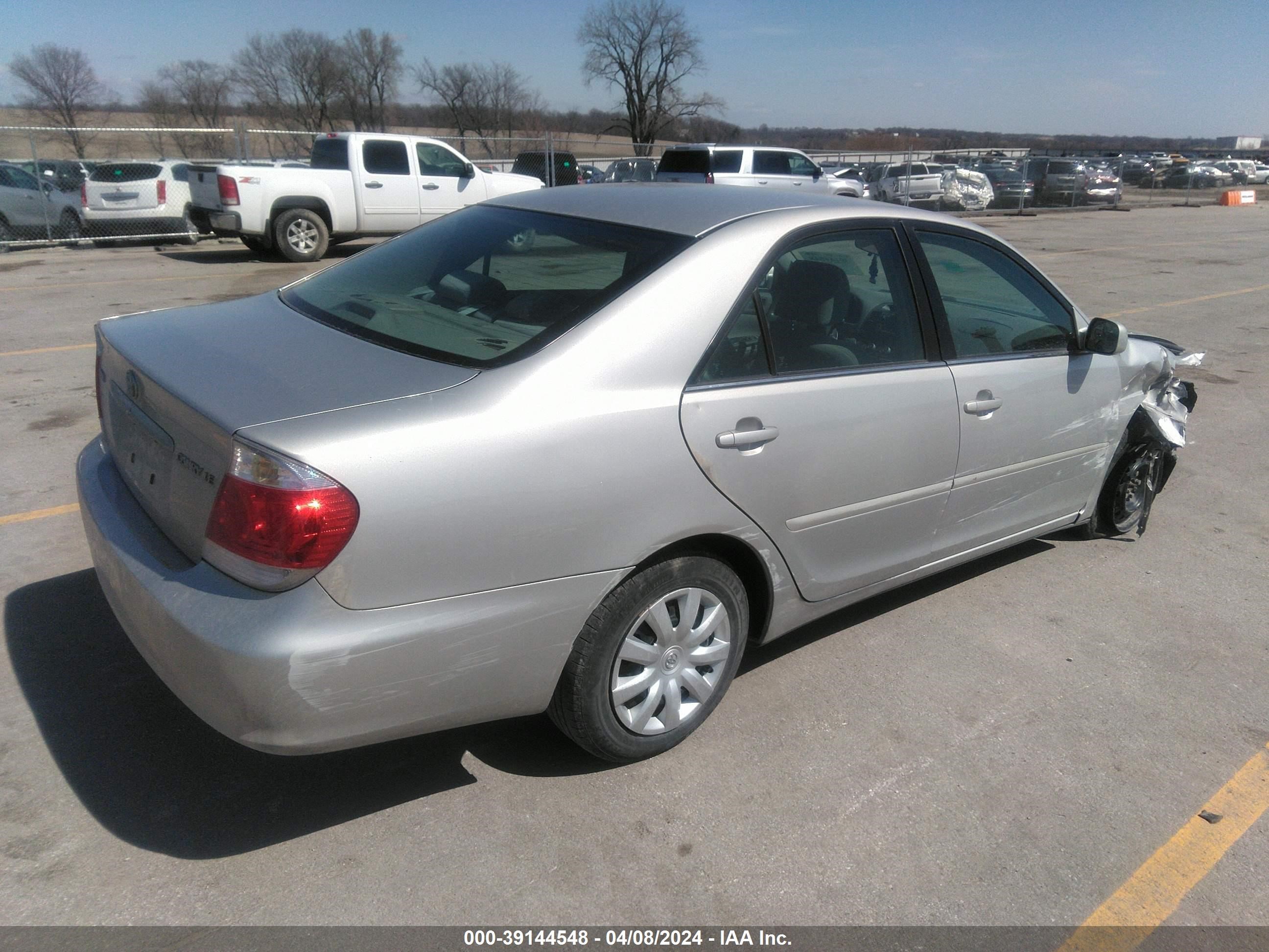 Photo 3 VIN: 4T1BE32K85U070822 - TOYOTA CAMRY 