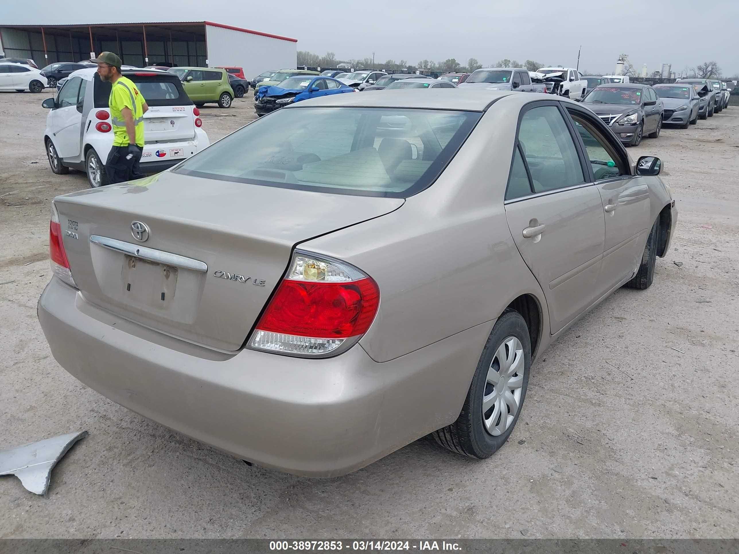 Photo 3 VIN: 4T1BE32K85U554635 - TOYOTA CAMRY 