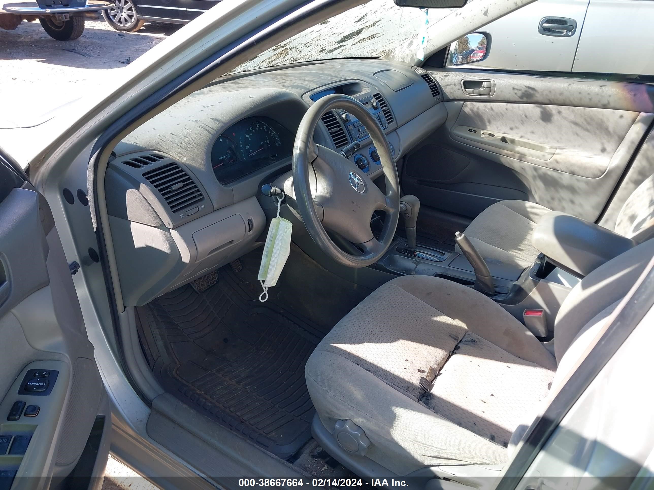 Photo 4 VIN: 4T1BE32K92U054169 - TOYOTA CAMRY 