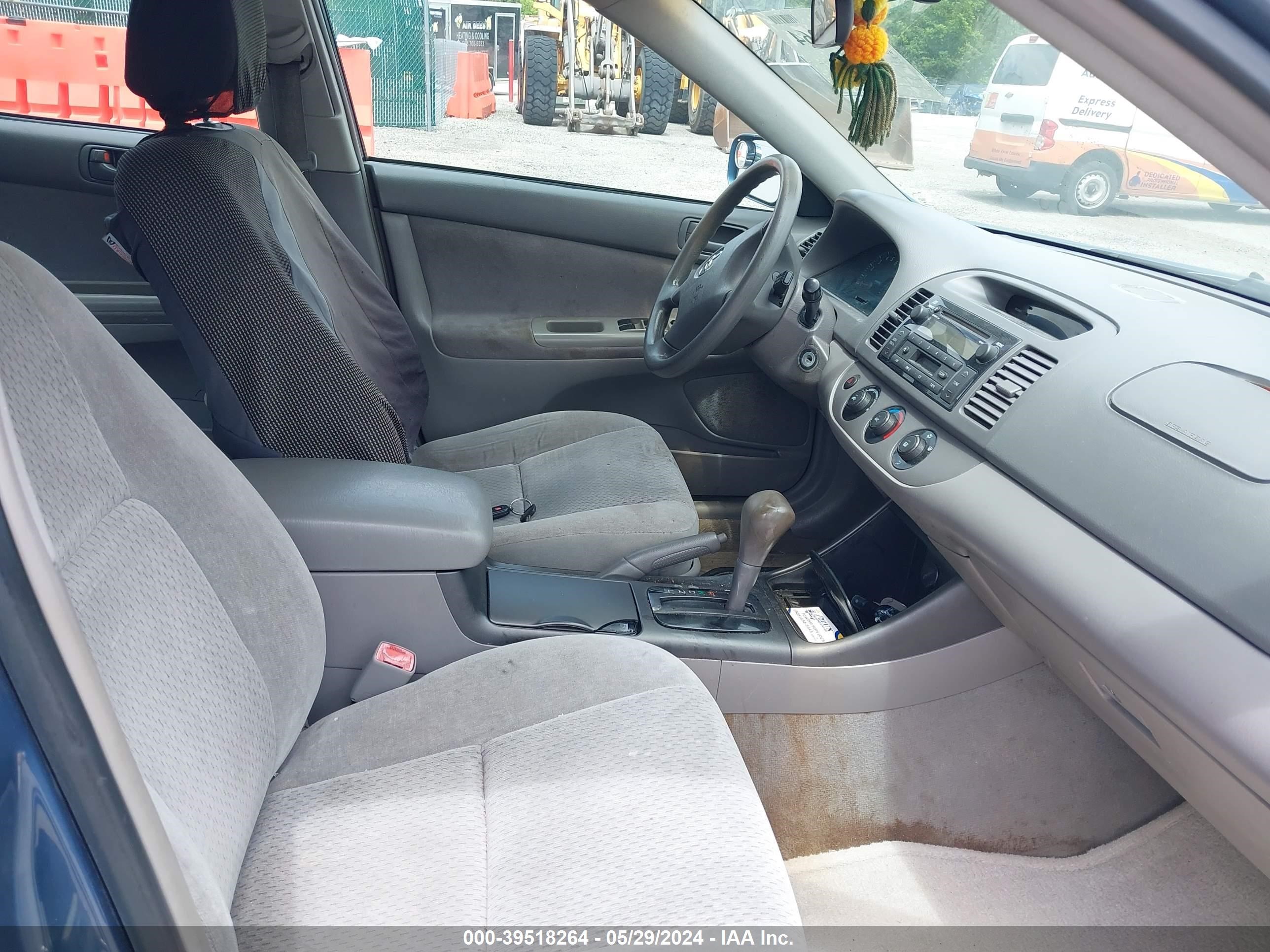 Photo 4 VIN: 4T1BE32K94U830450 - TOYOTA CAMRY 