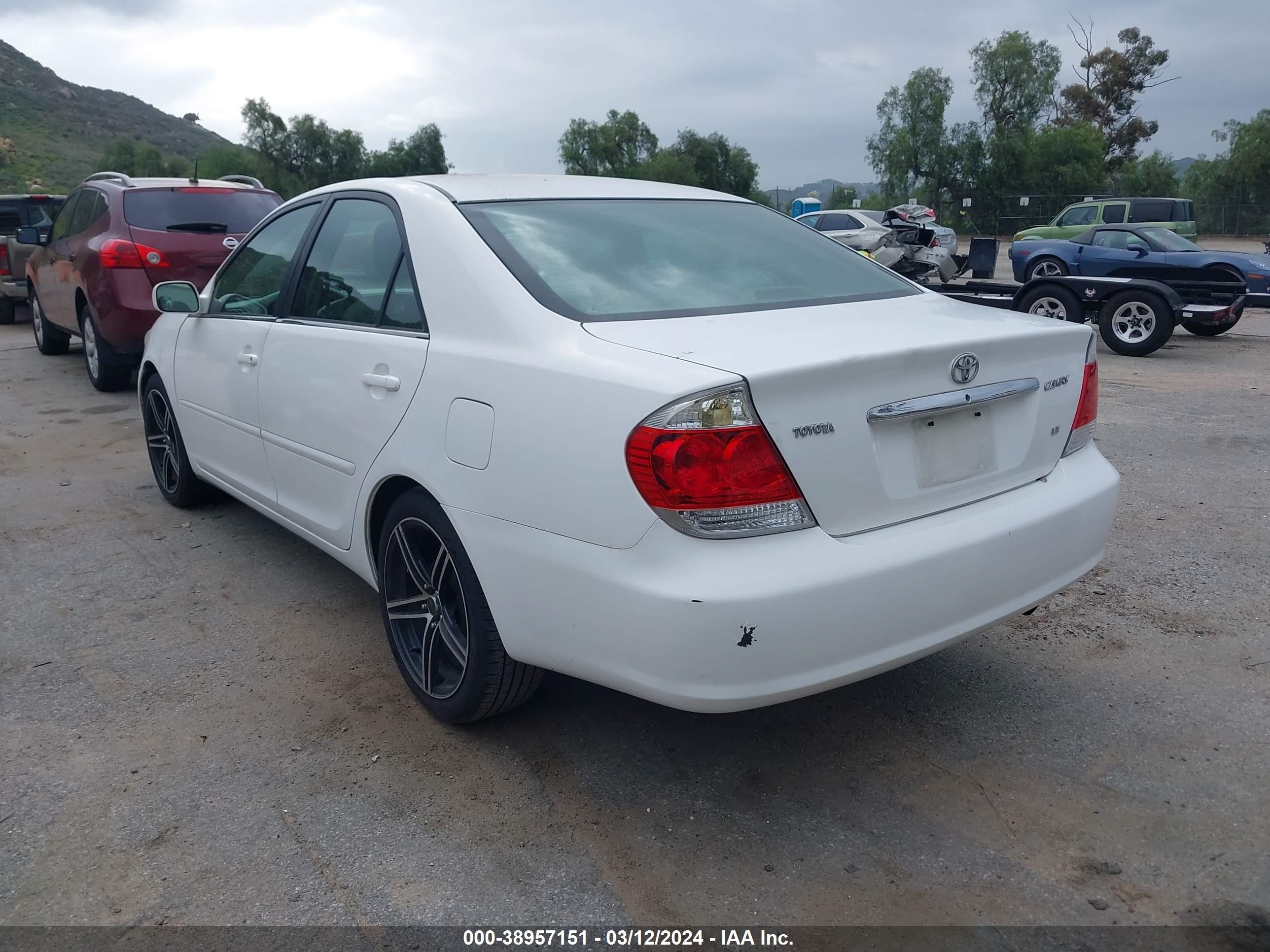 Photo 2 VIN: 4T1BE32K95U556474 - TOYOTA CAMRY 