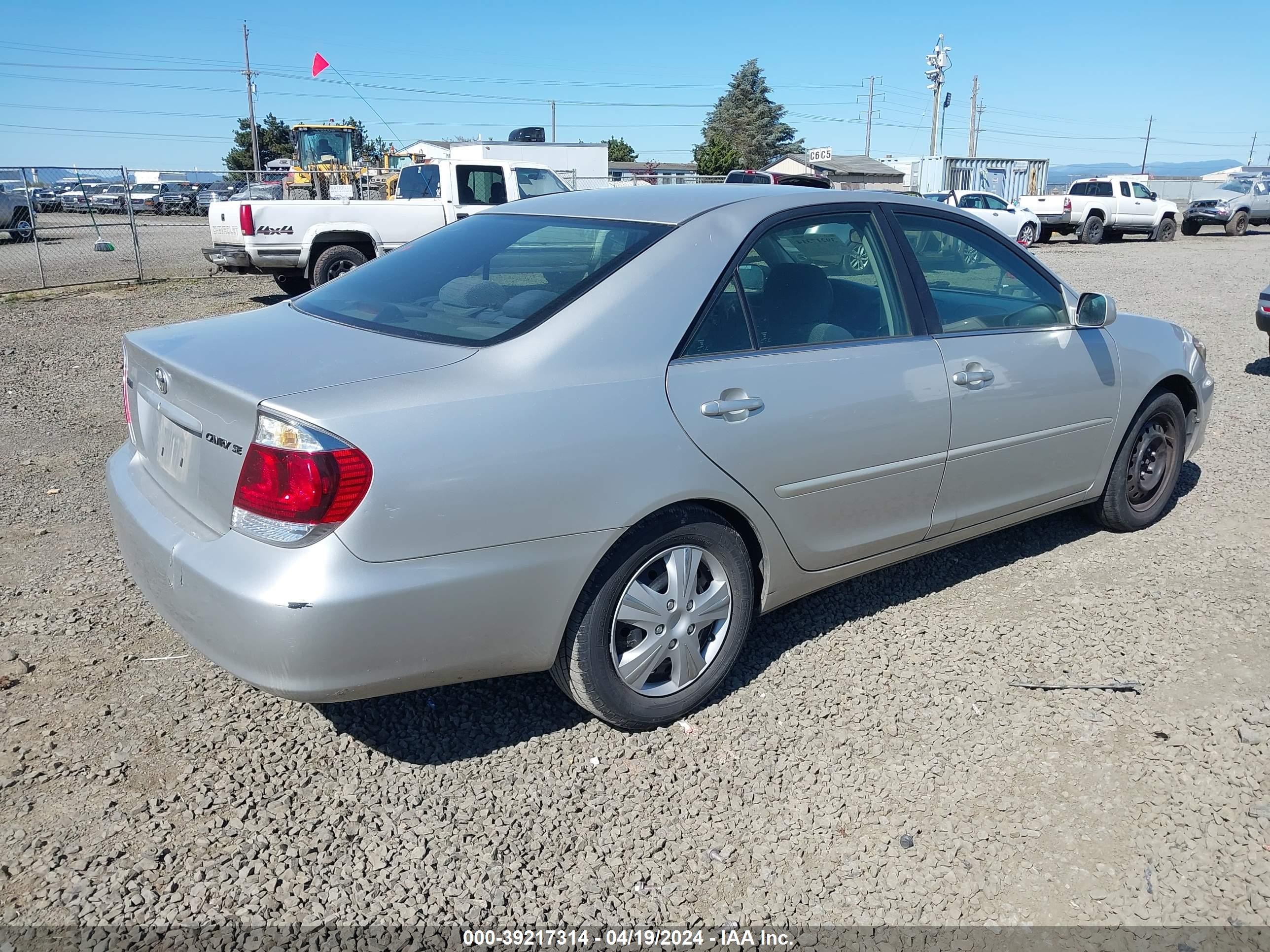 Photo 3 VIN: 4T1BE32K95U973917 - TOYOTA CAMRY 