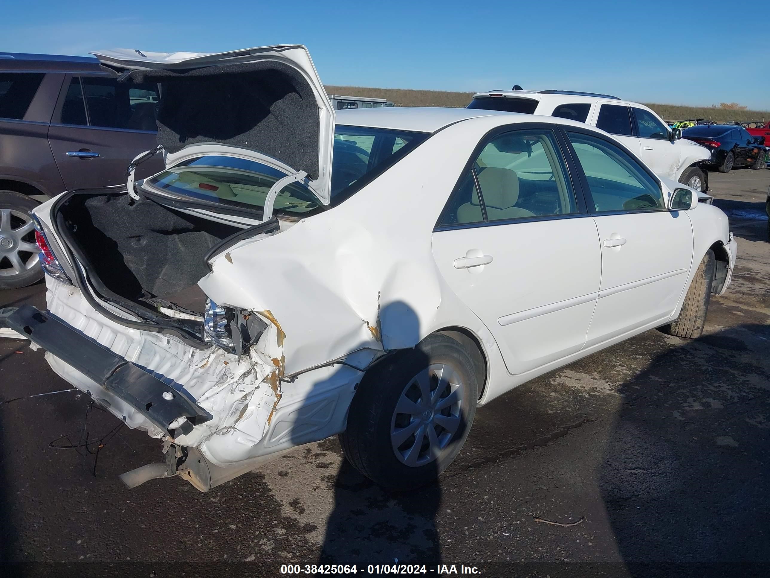 Photo 3 VIN: 4T1BE32K96U692217 - TOYOTA CAMRY 