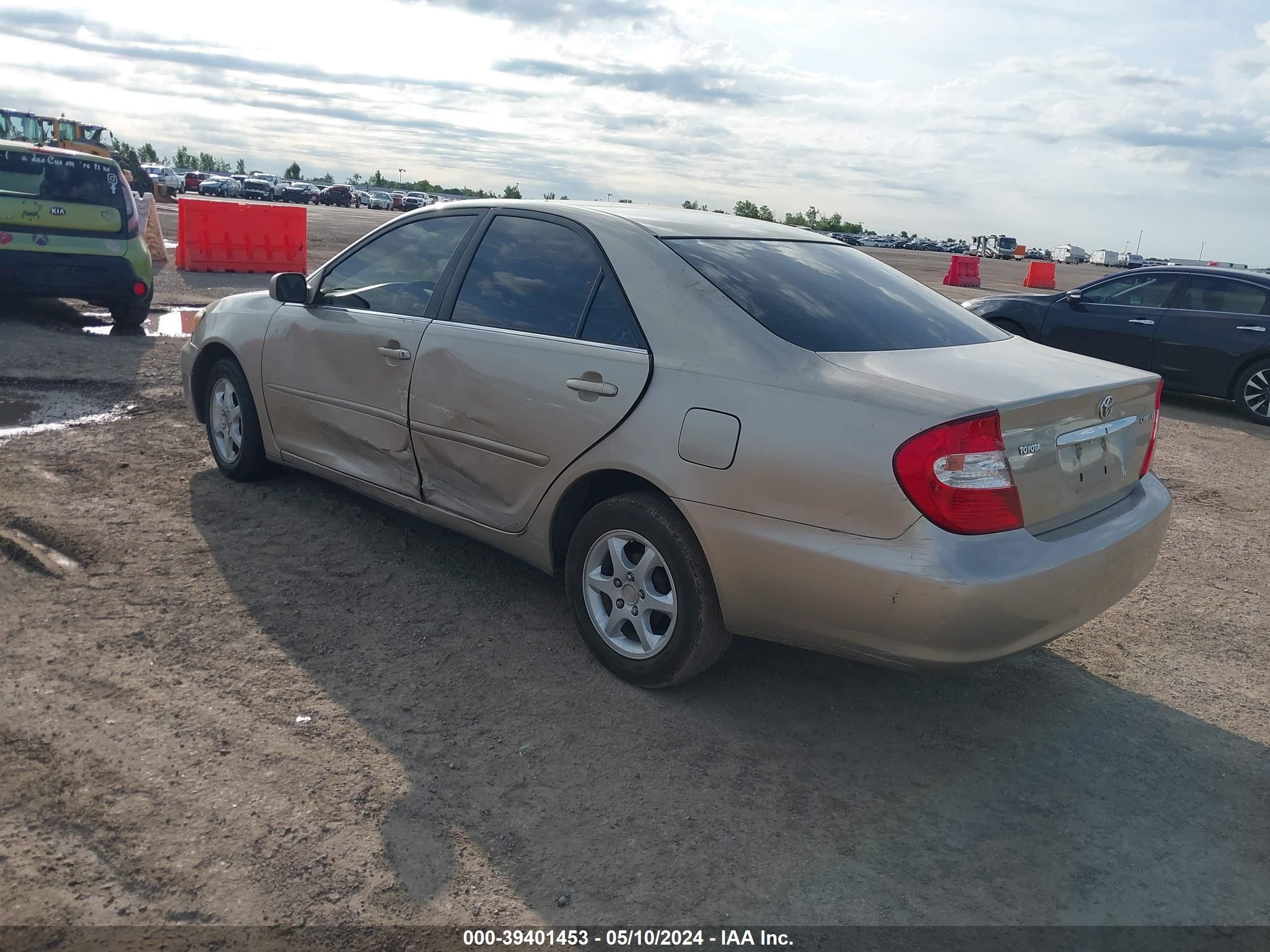 Photo 2 VIN: 4T1BE32KX3U166299 - TOYOTA CAMRY 