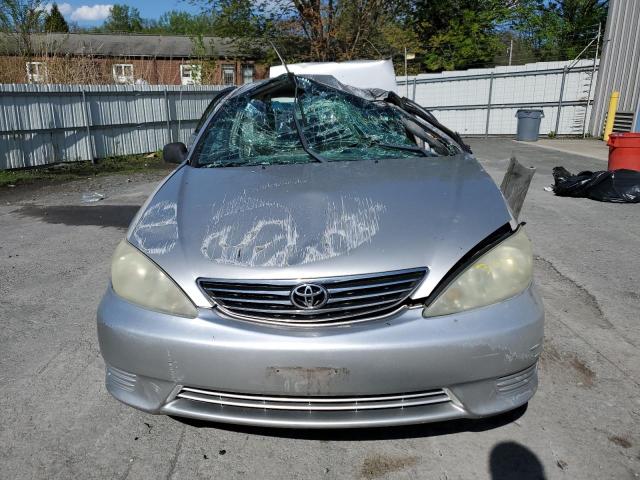 Photo 4 VIN: 4T1BE32KX5U077531 - TOYOTA CAMRY LE 